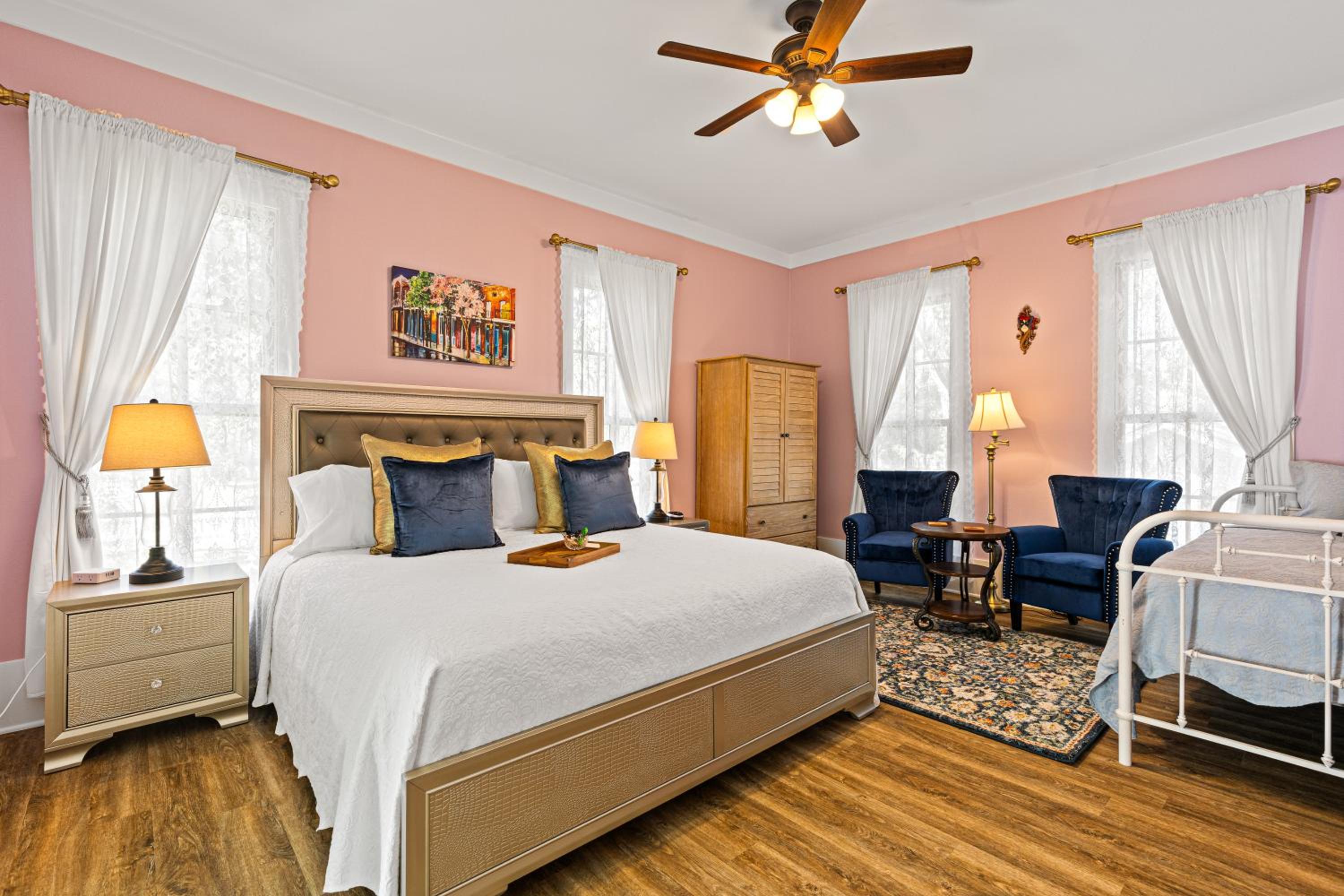Deluxe Queen Suite