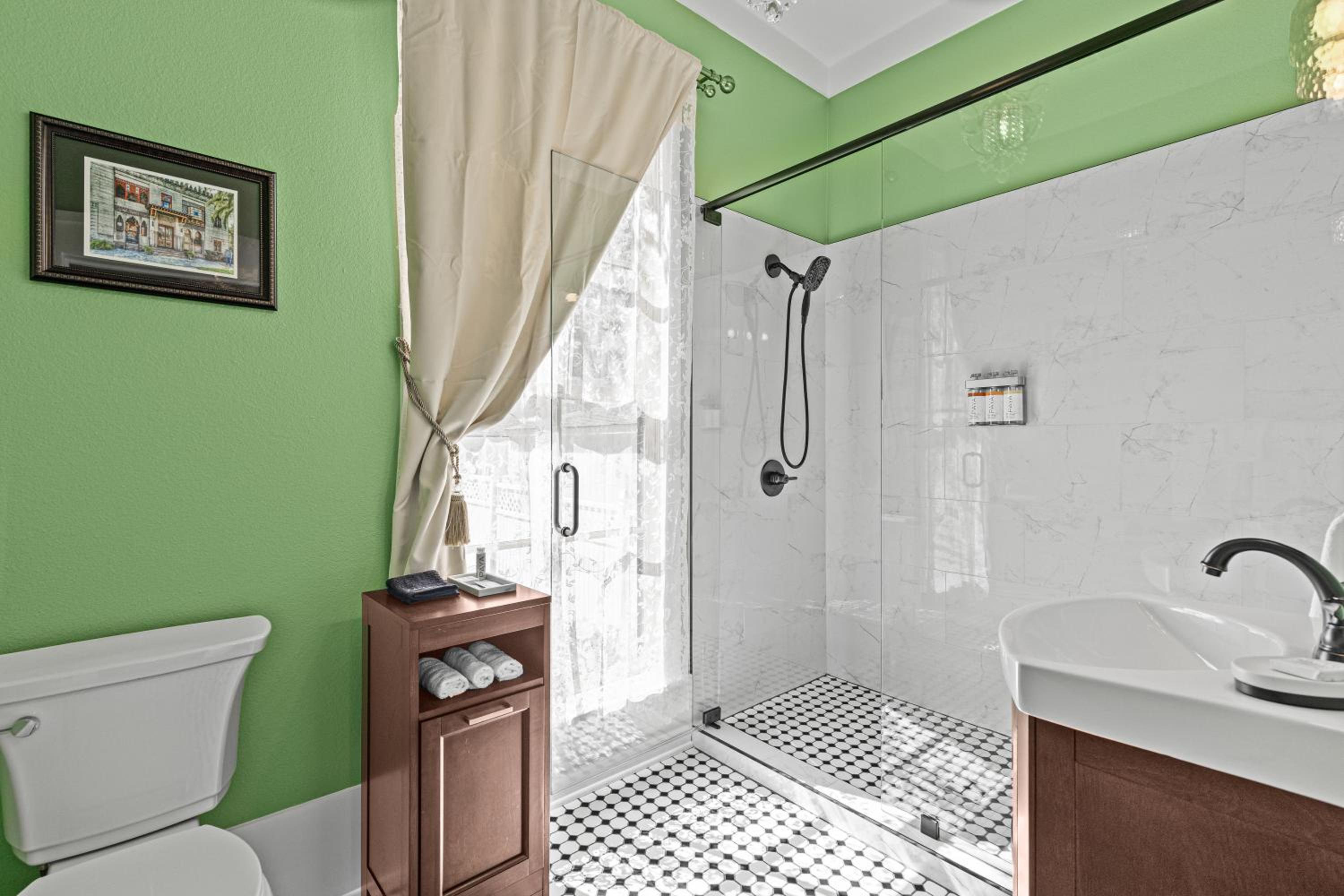 Deluxe Queen Suite photo 2