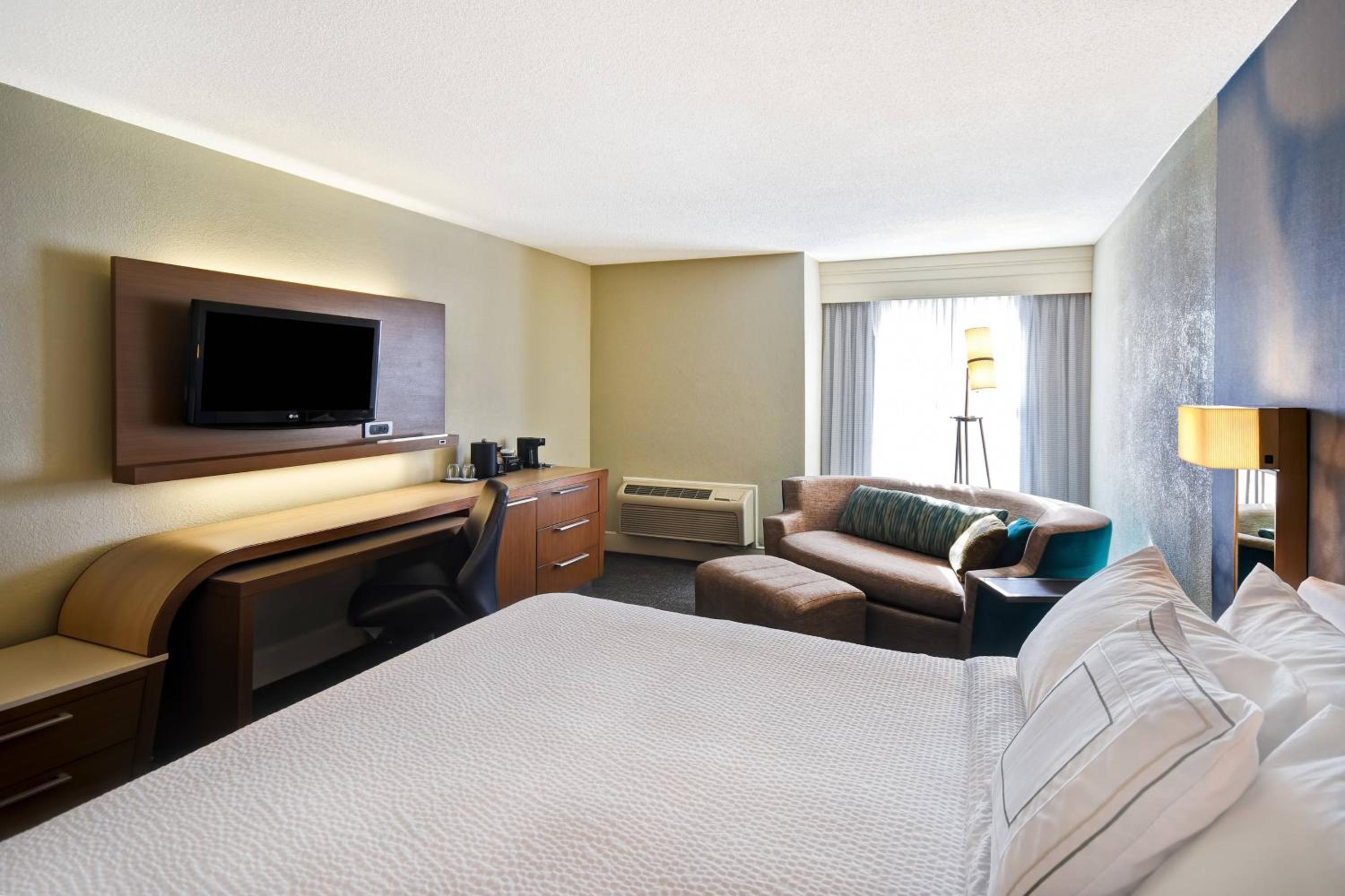 King Room with Adapted Tub - Mobility and Hearing Accessible - Photo 1