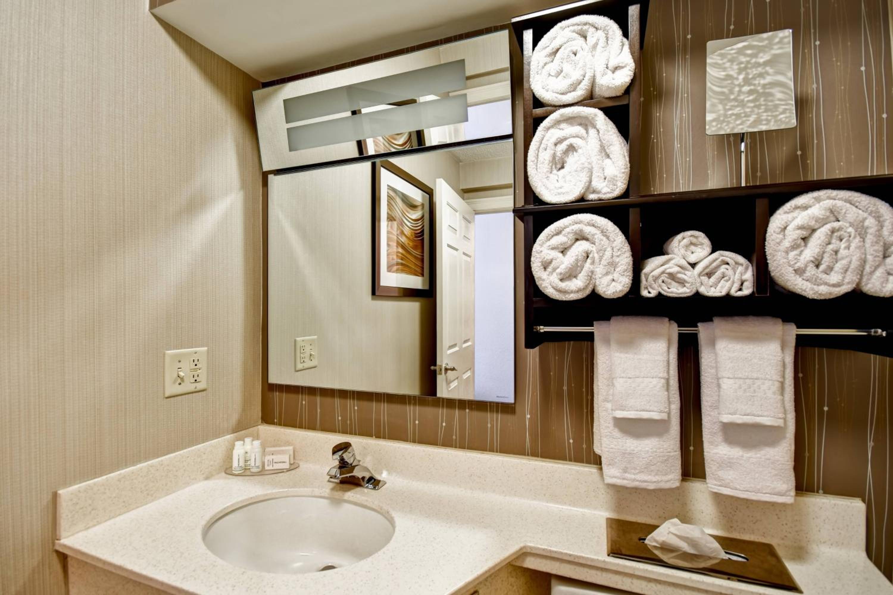 Queen Room with 2 Queen Beds - Photo 3