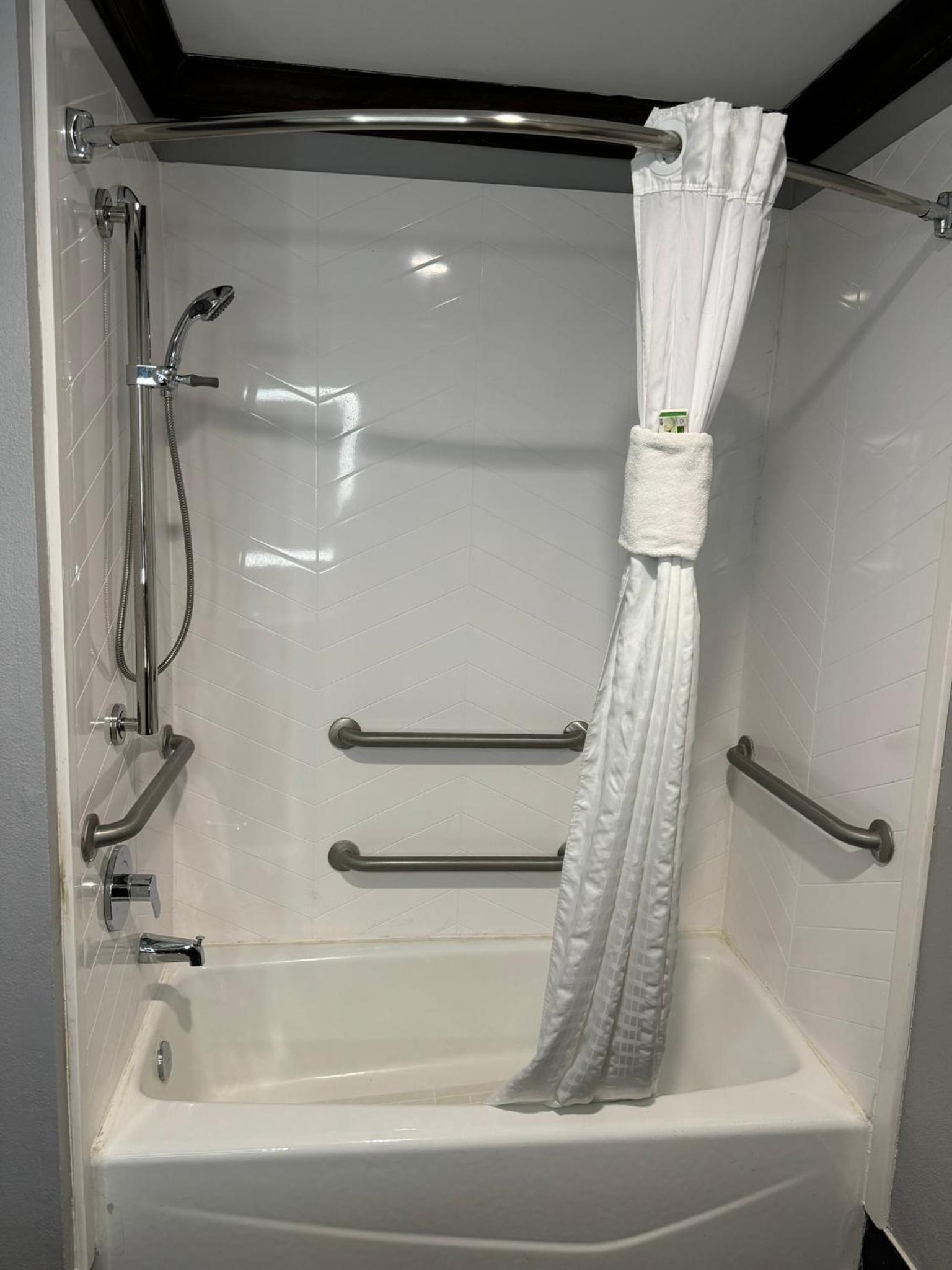 King Room with Bath Tub - Mobility/Hearing Accessible - Non-Smoking - Photo 9