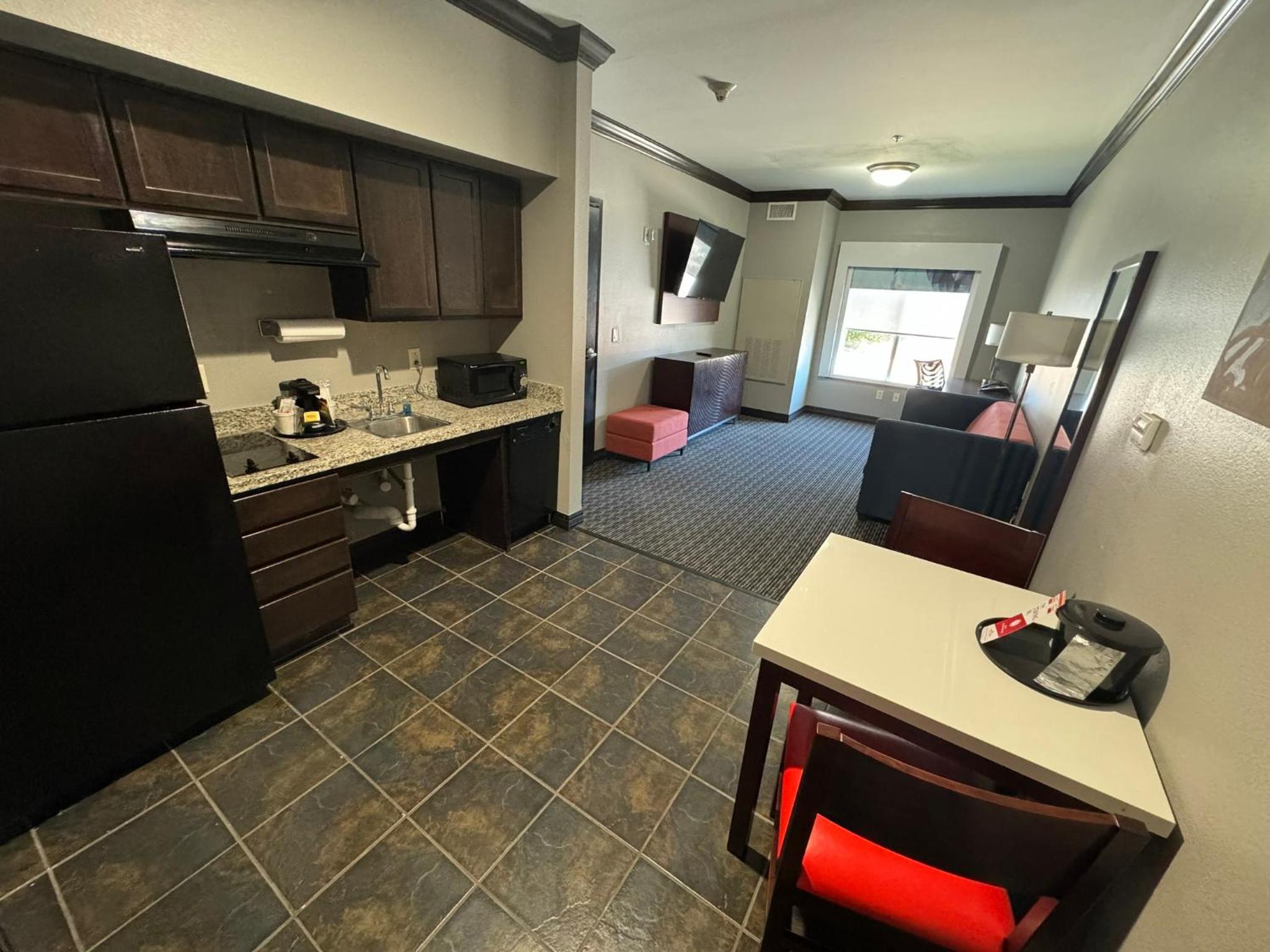 Queen Room with Two Queen Beds and Roll-In Shower - Mobility/Hearing Accessible - Non-Smoking - Photo 5