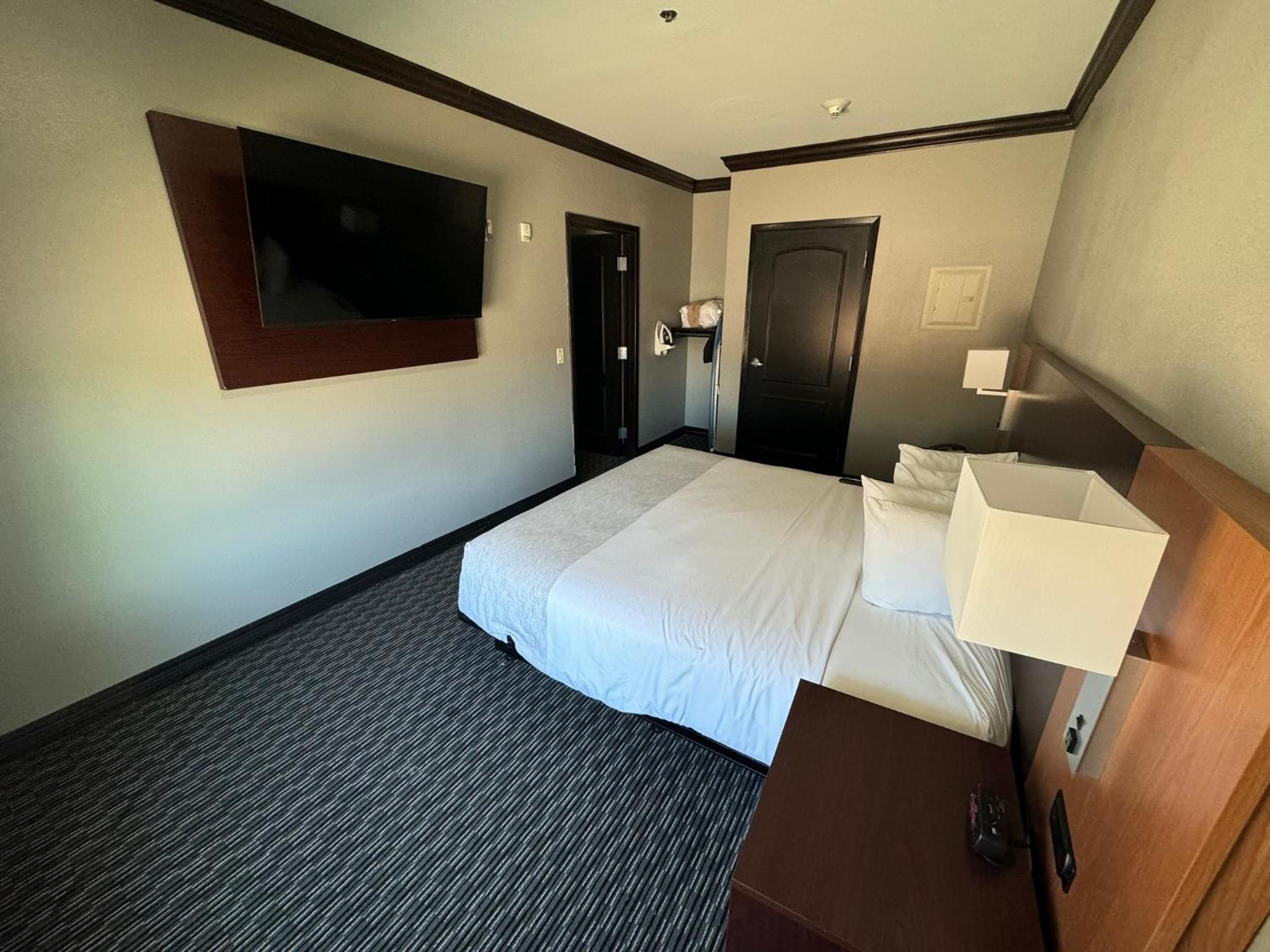Deluxe King Suite with Tub with Grab Bars - Mobility and Hearing Impaired Access/Non-Smoking photo 1