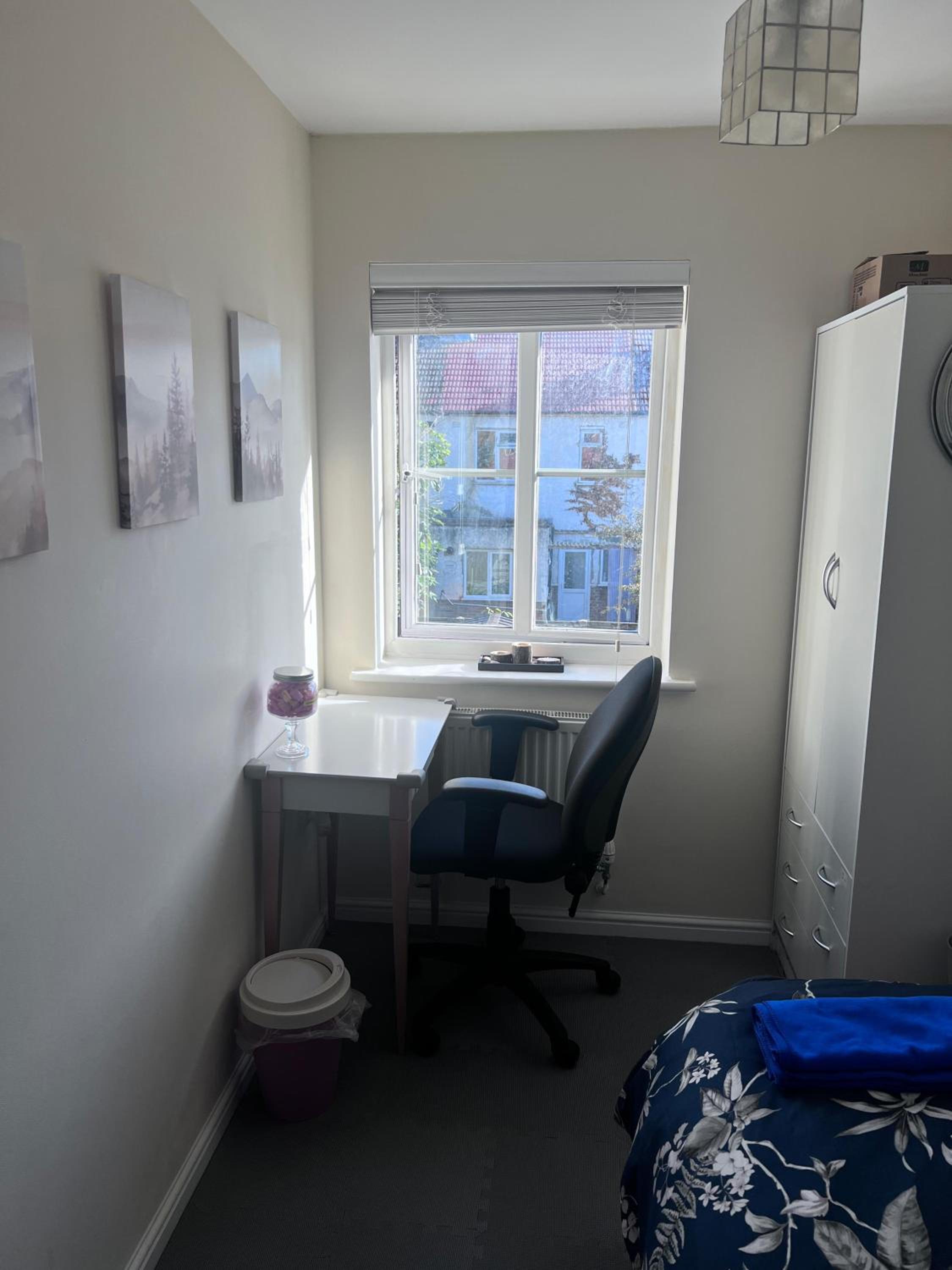 Single Room with Private Bathroom photo 3