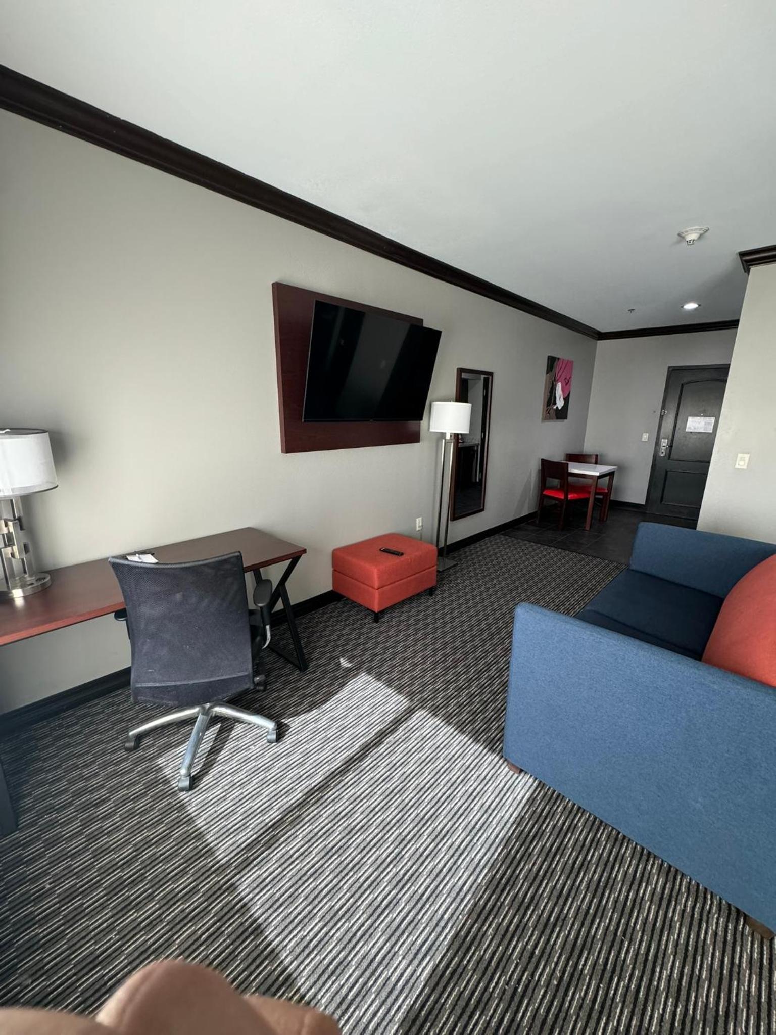 King Room with Bath Tub - Mobility/Hearing Accessible - Non-Smoking - Photo 2