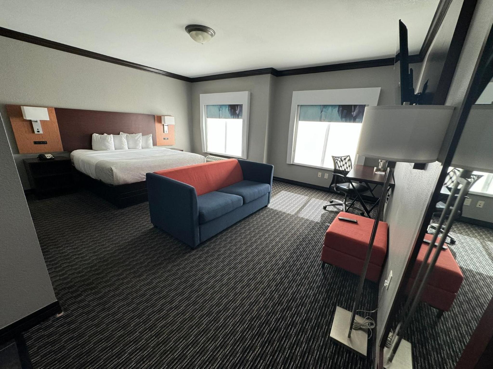 King Room with Bath Tub - Mobility/Hearing Accessible - Non-Smoking - Photo 3