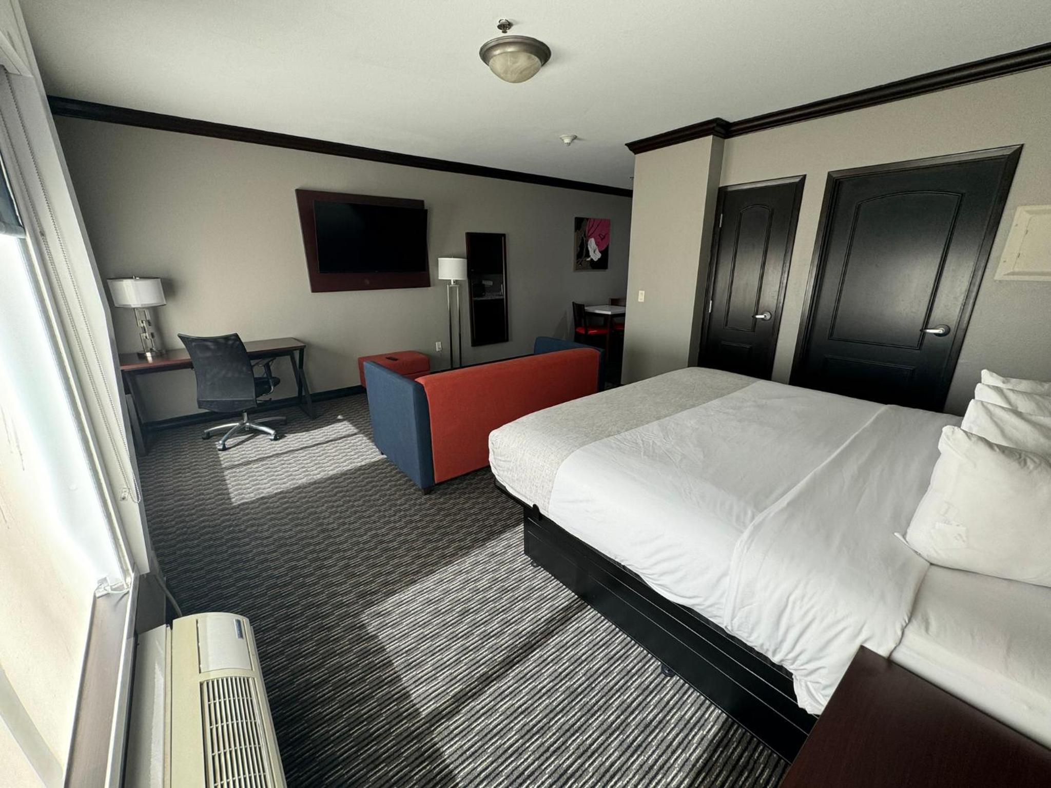 King Room with Bath Tub - Mobility/Hearing Accessible - Non-Smoking - Photo 7