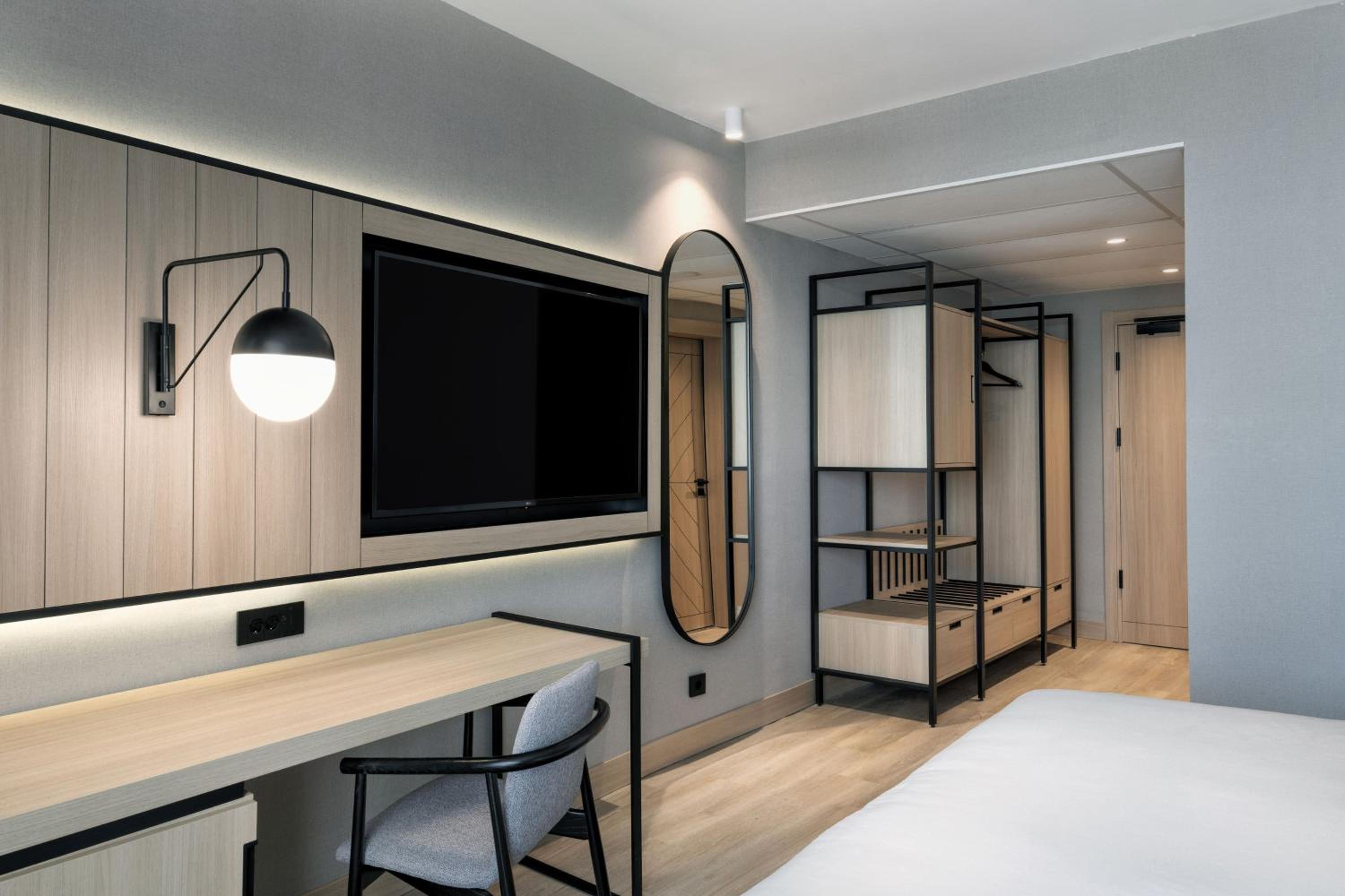 Deluxe King Room With Fold-Out Chair And Sea View photo 3