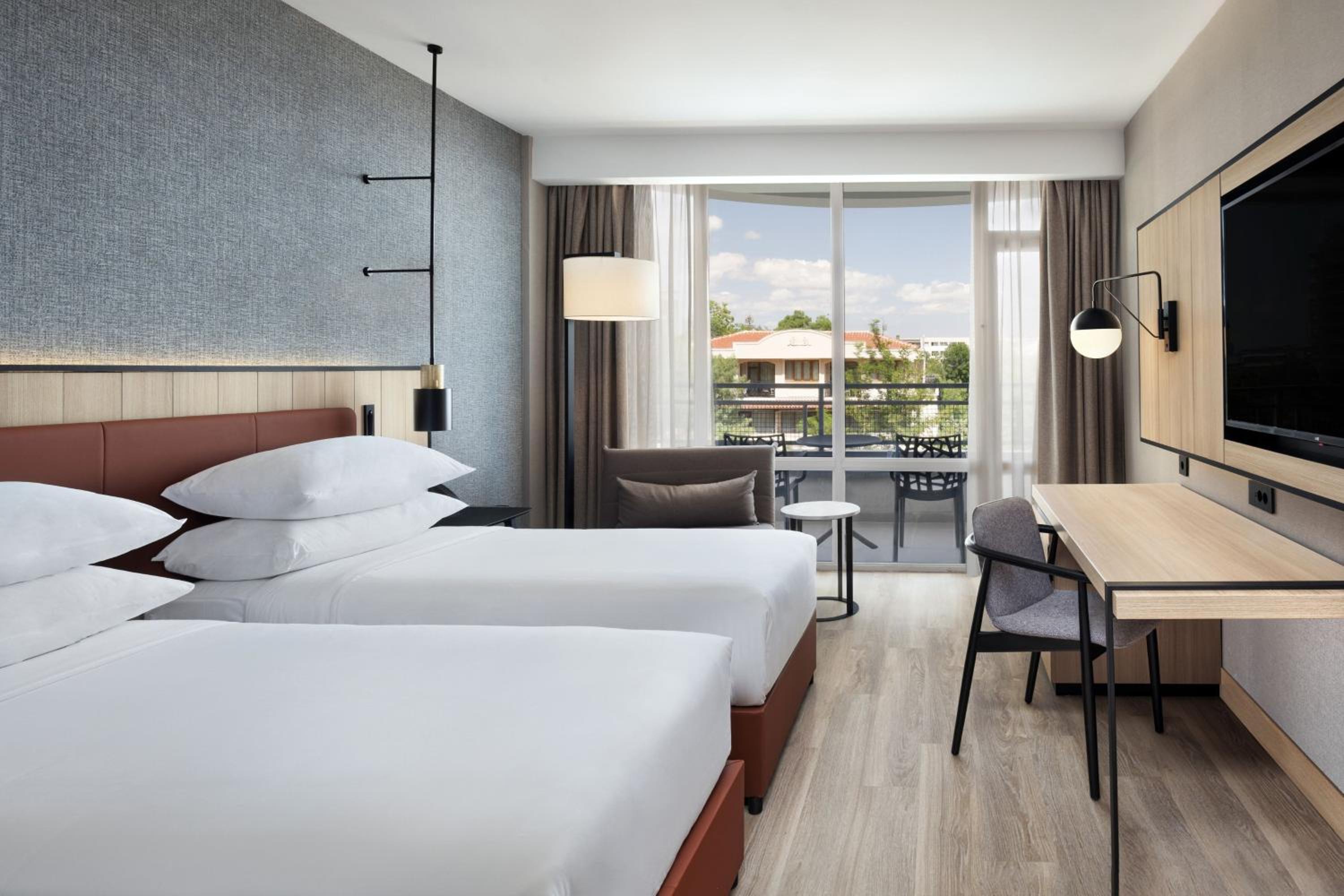Deluxe Twin Room With Fold-Out Chair And Sea View photo 1