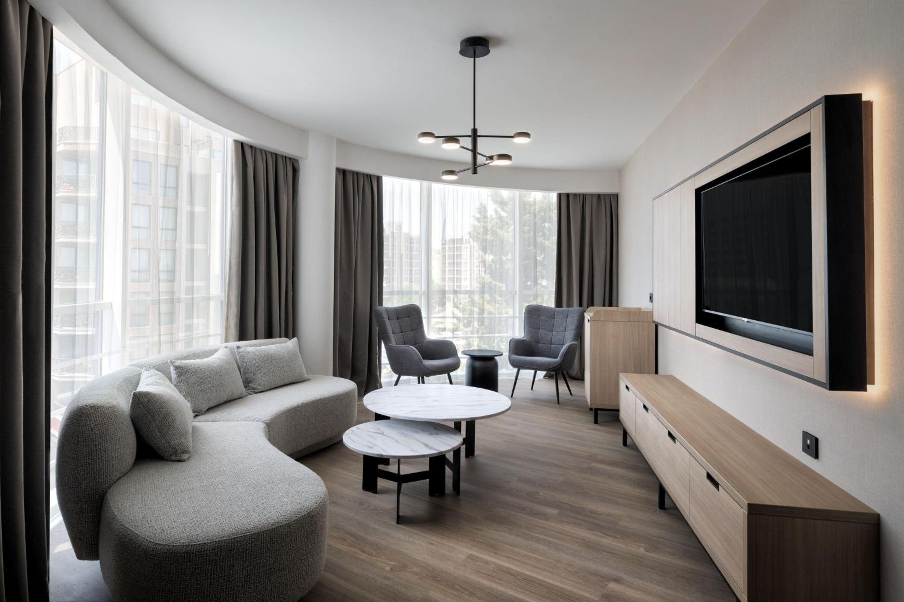 King Suite With Sofa Bed And Resort/City View photo 2
