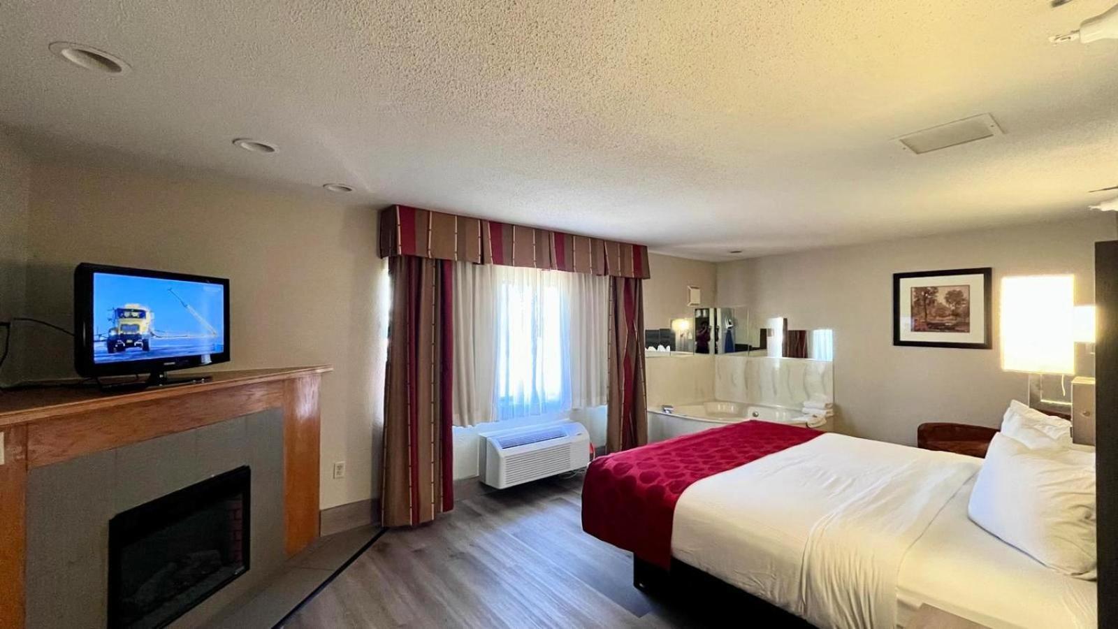 1 King Bed, One-Bedroom, Business Room, Non-Smoking - Photo 4