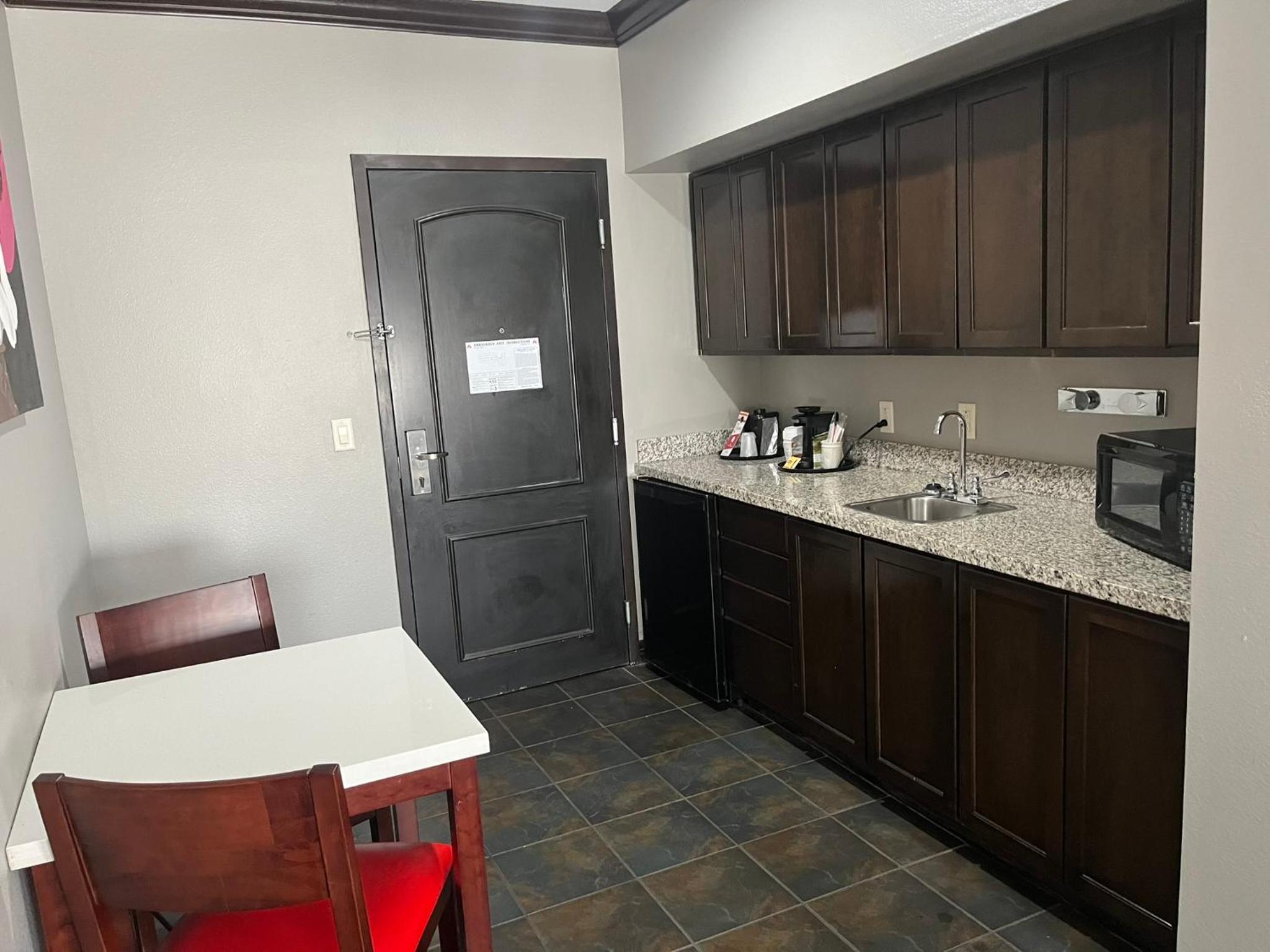 King Room with Bath Tub - Mobility/Hearing Accessible - Non-Smoking - Photo 4