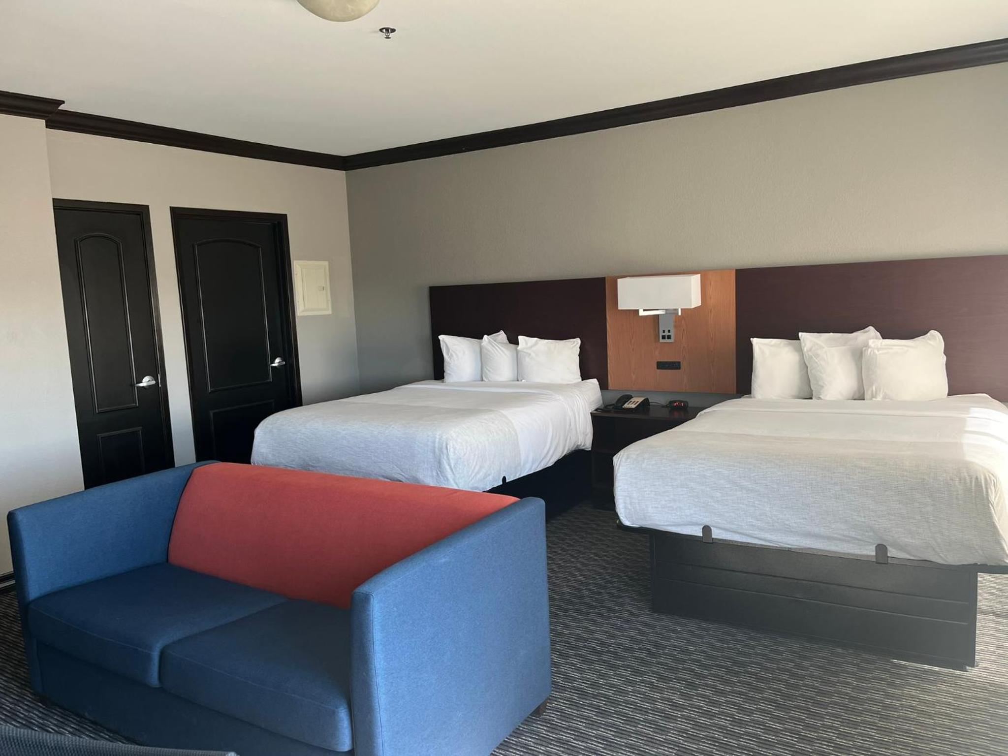 Queen Room with Two Queen Beds and Sofa Bed - Mobility Accessible - Roll-In Shower - Non-Smoking - Photo 7