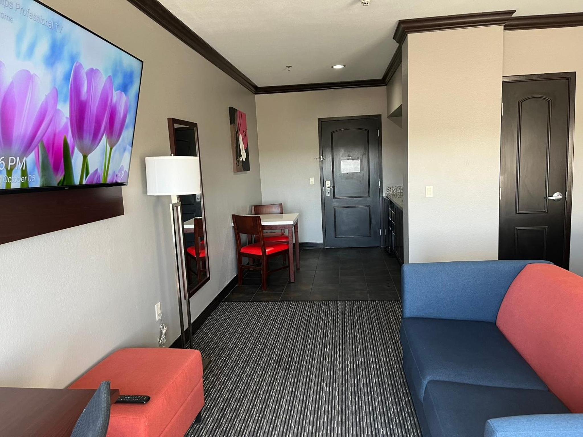 King Room with Bath Tub - Mobility/Hearing Accessible - Non-Smoking - Photo 1