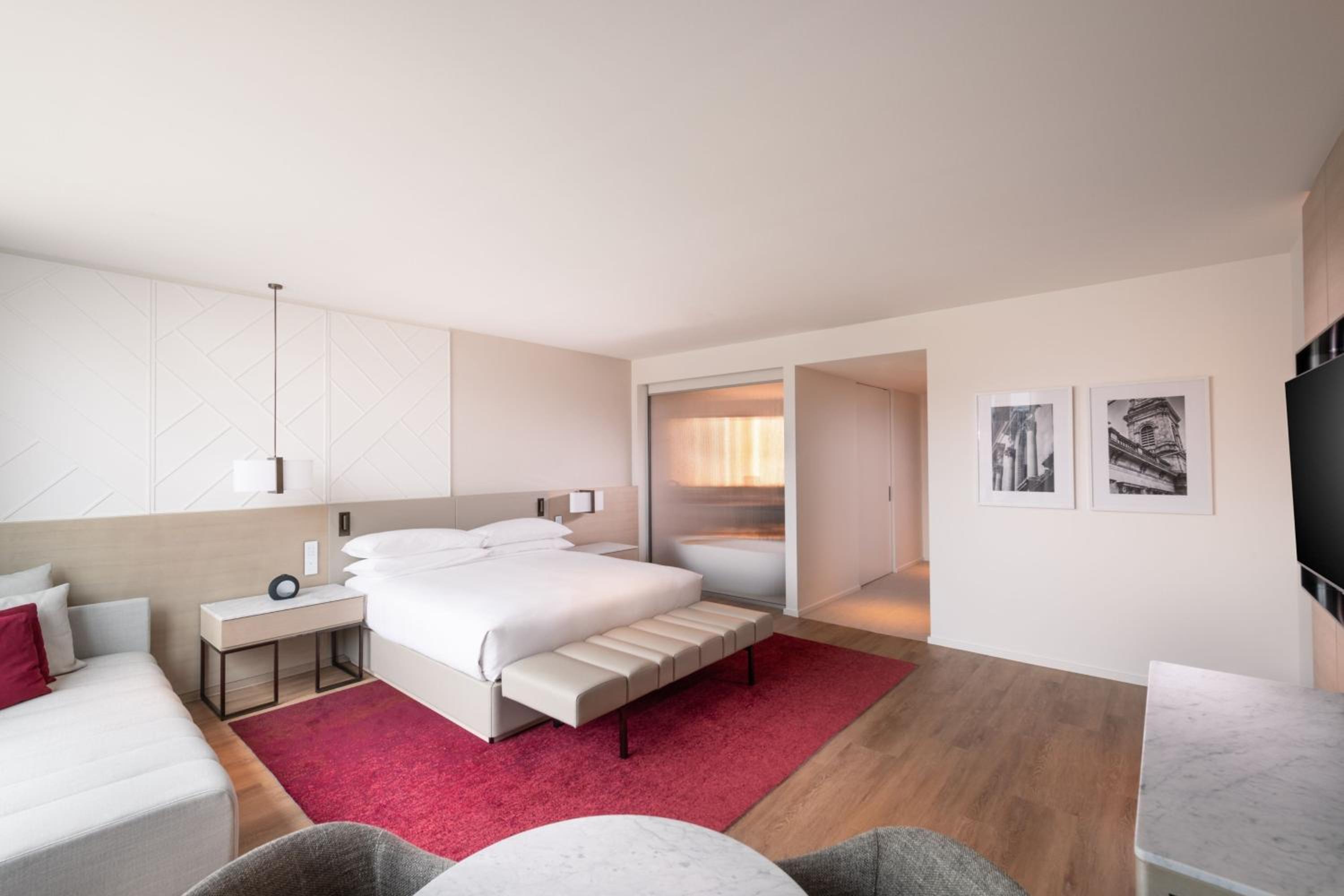 M Club King Room with Lounge Access