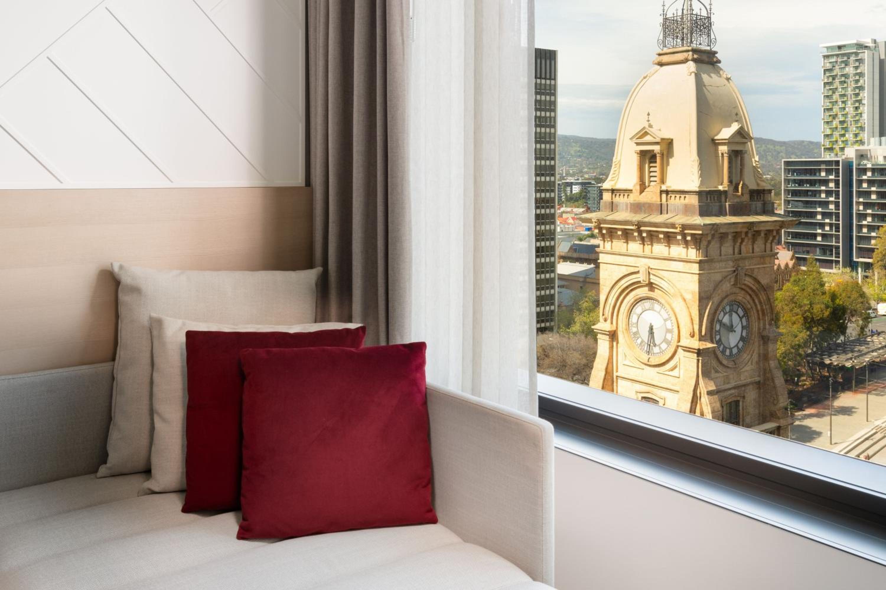 Deluxe King Room with City View photo 3