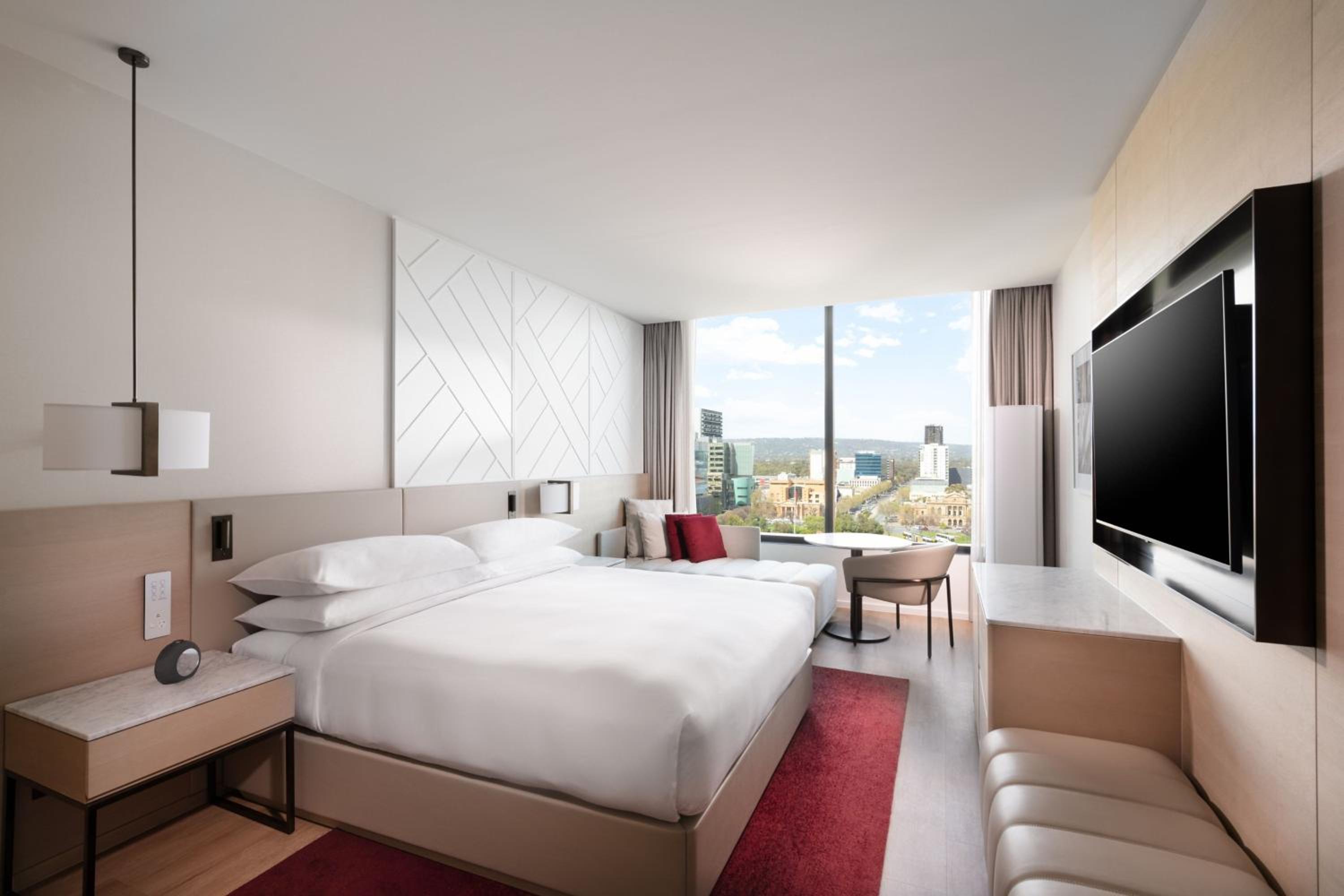 Deluxe King Room with City View photo 2