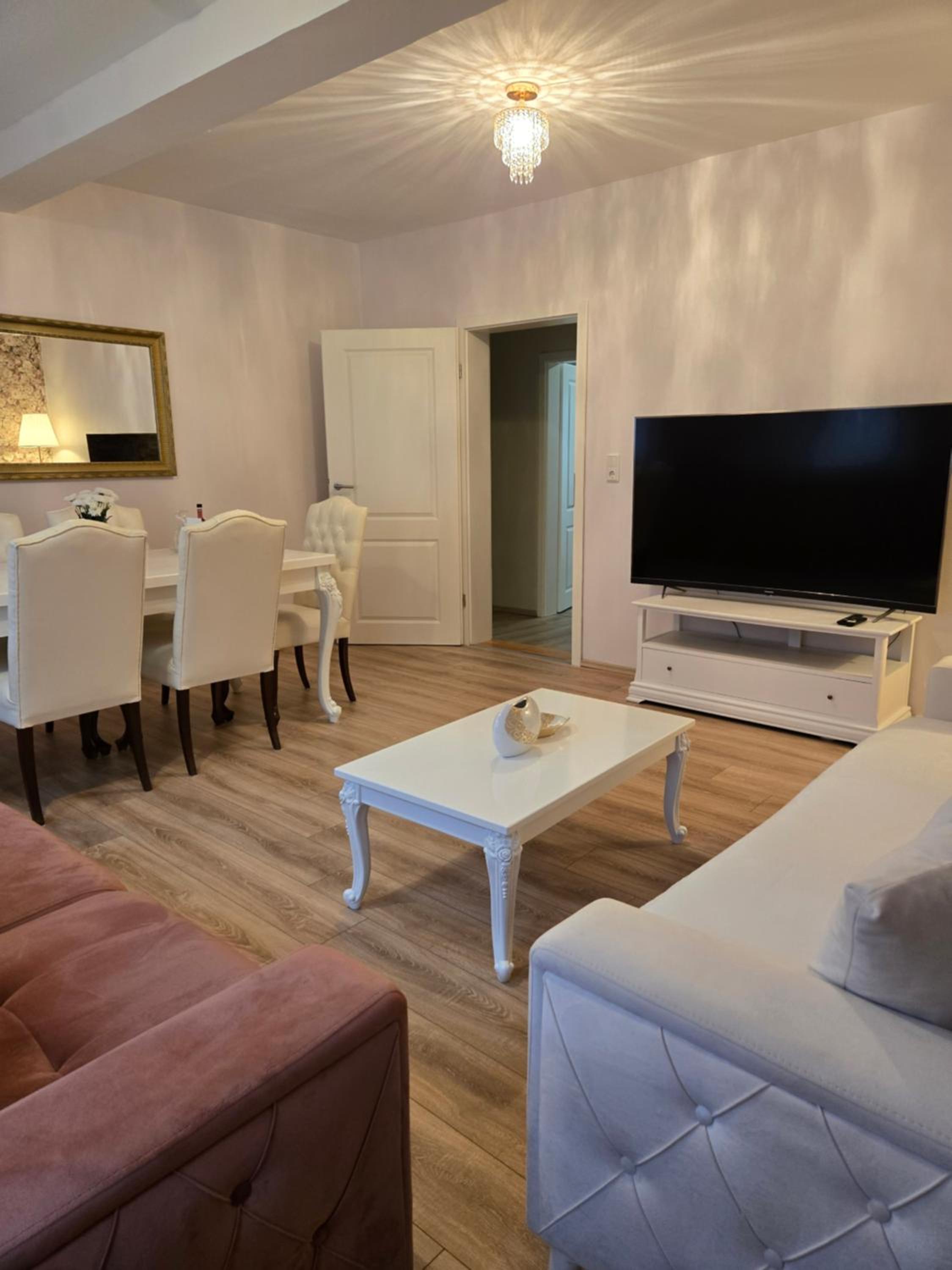 Three-Bedroom Apartment with Balcony - Photo 20