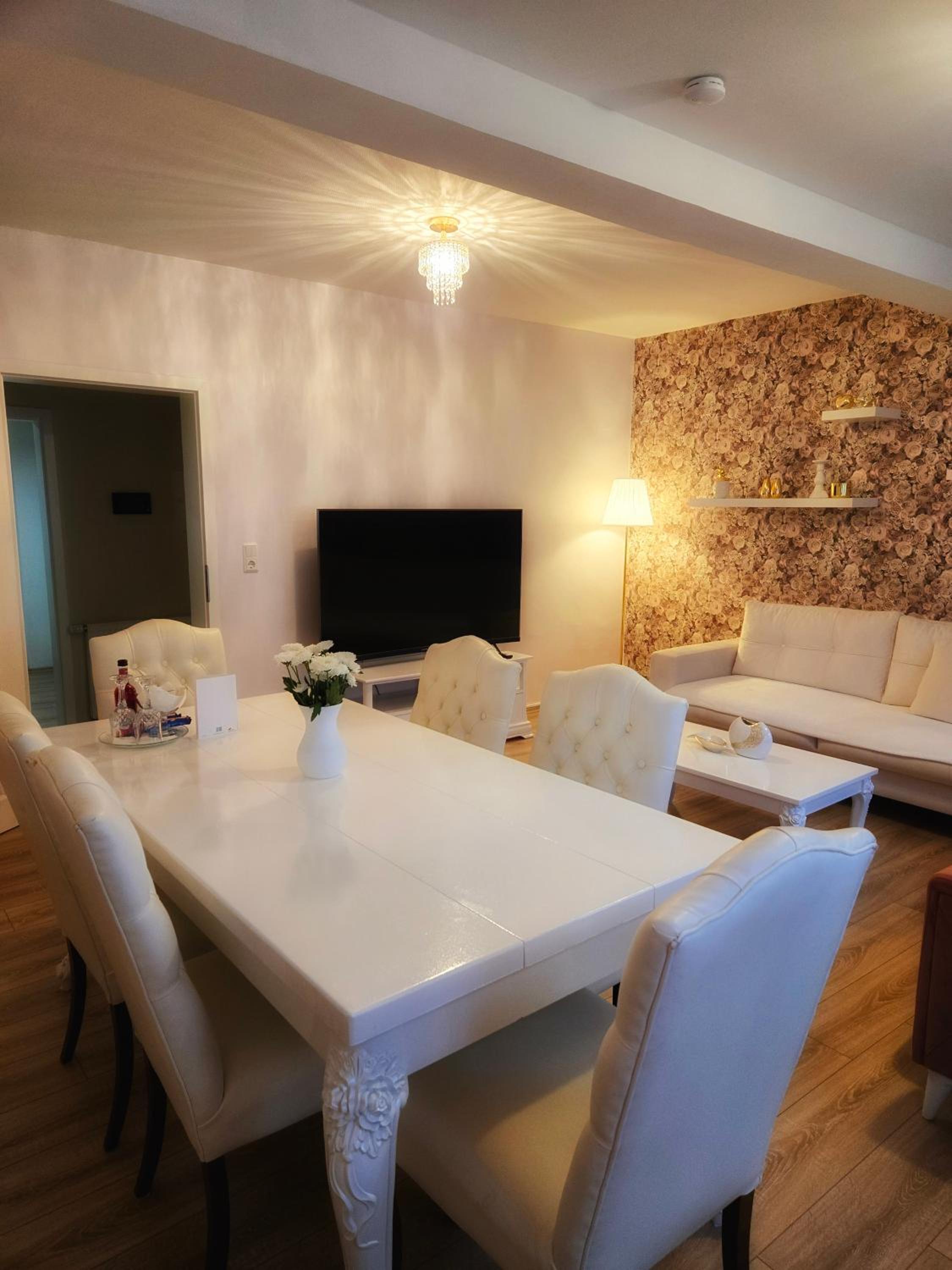 Three-Bedroom Apartment with Balcony - Photo 17