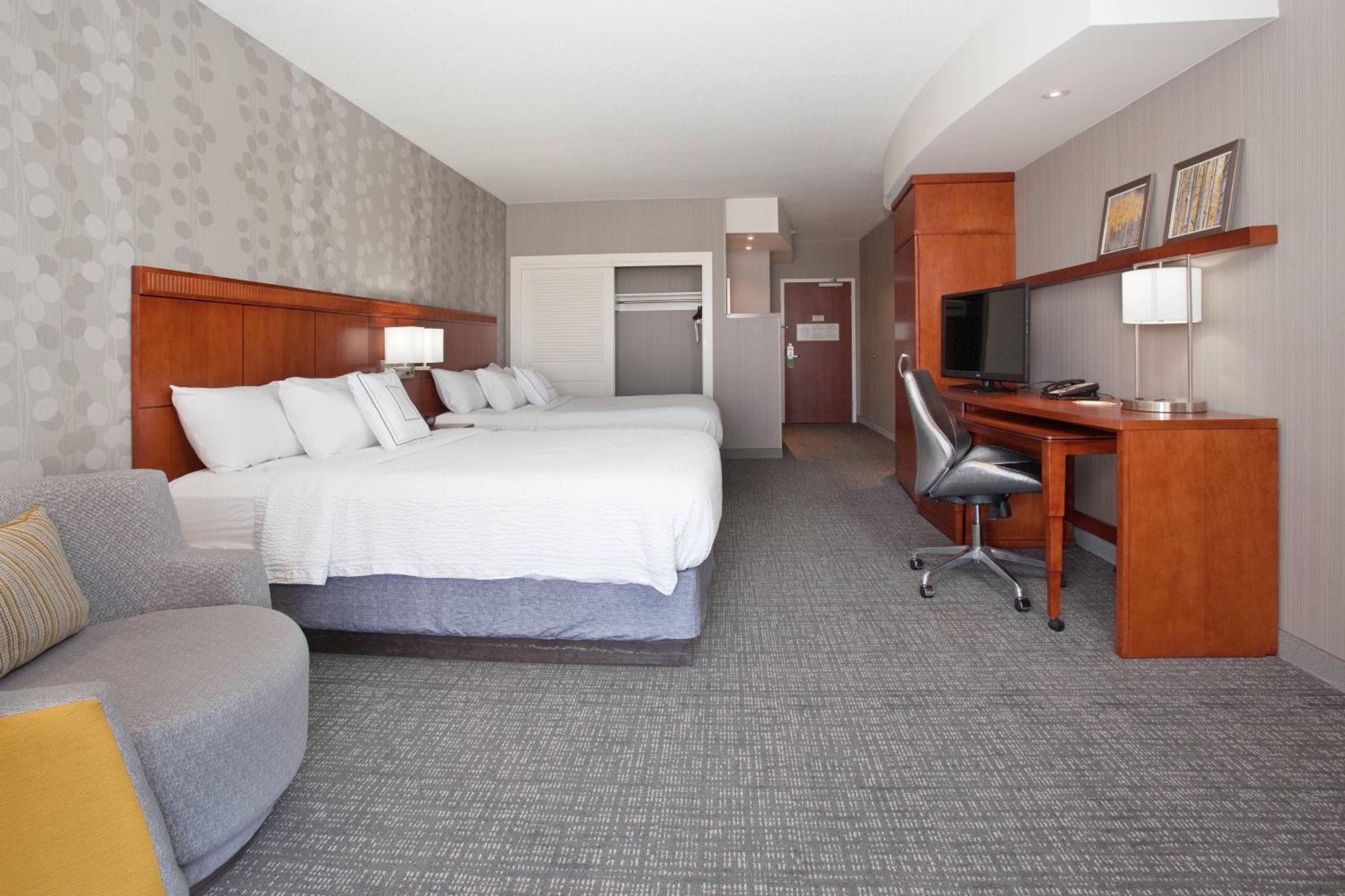 Queen Room with Two Queen Beds - Photo 4