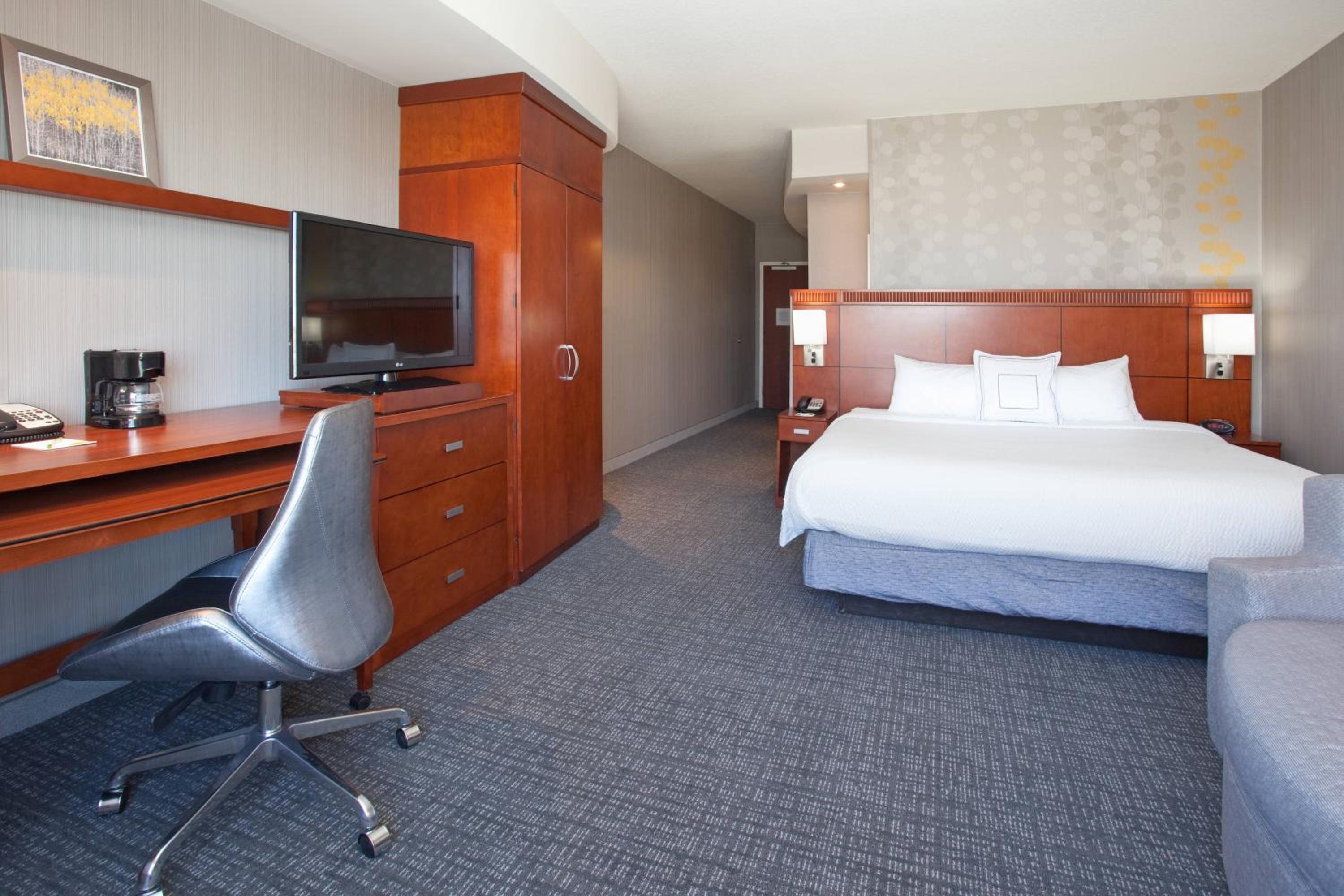 King Room with Sofa Bed - Photo 5