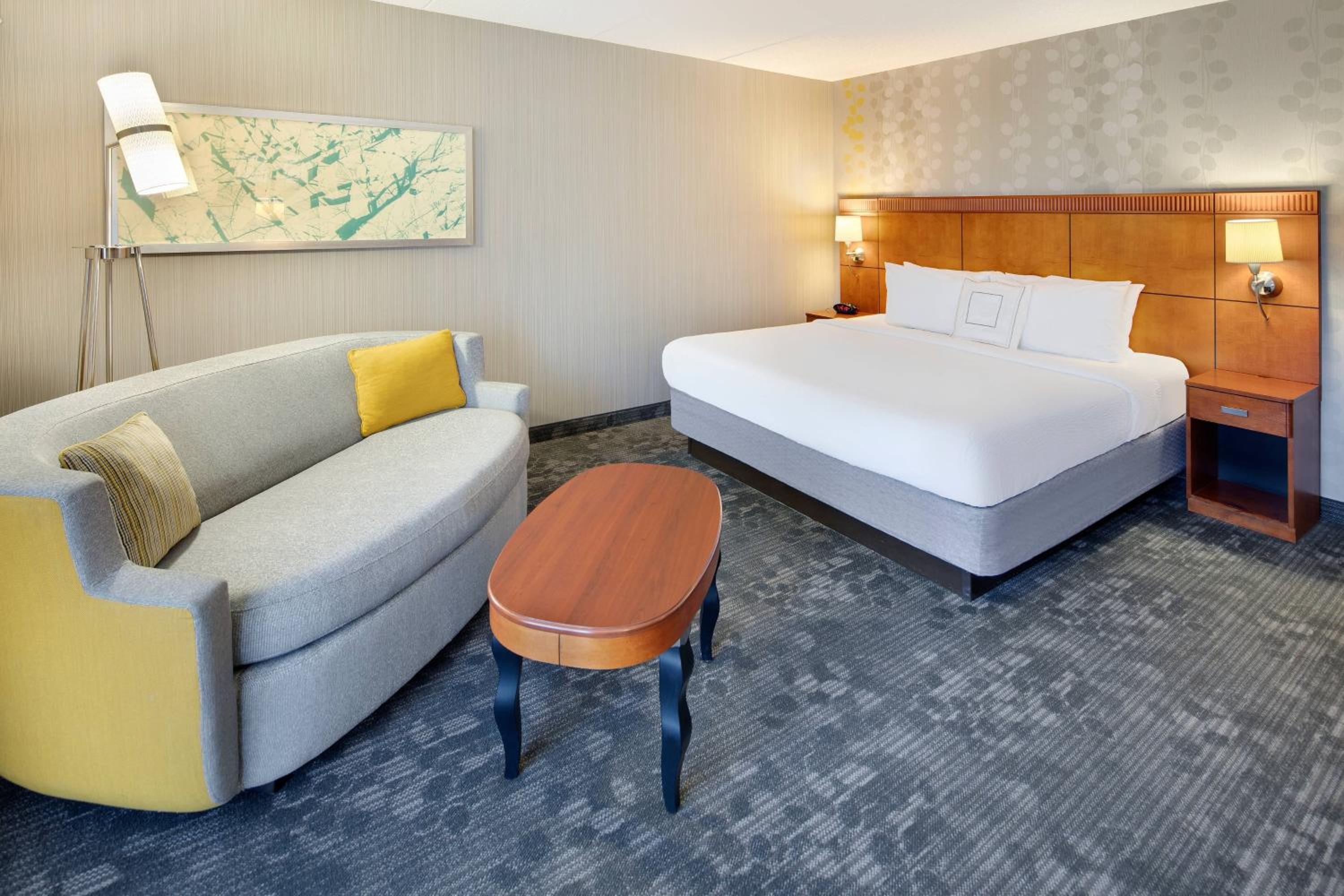 King Room with Sofa Bed - Photo 3