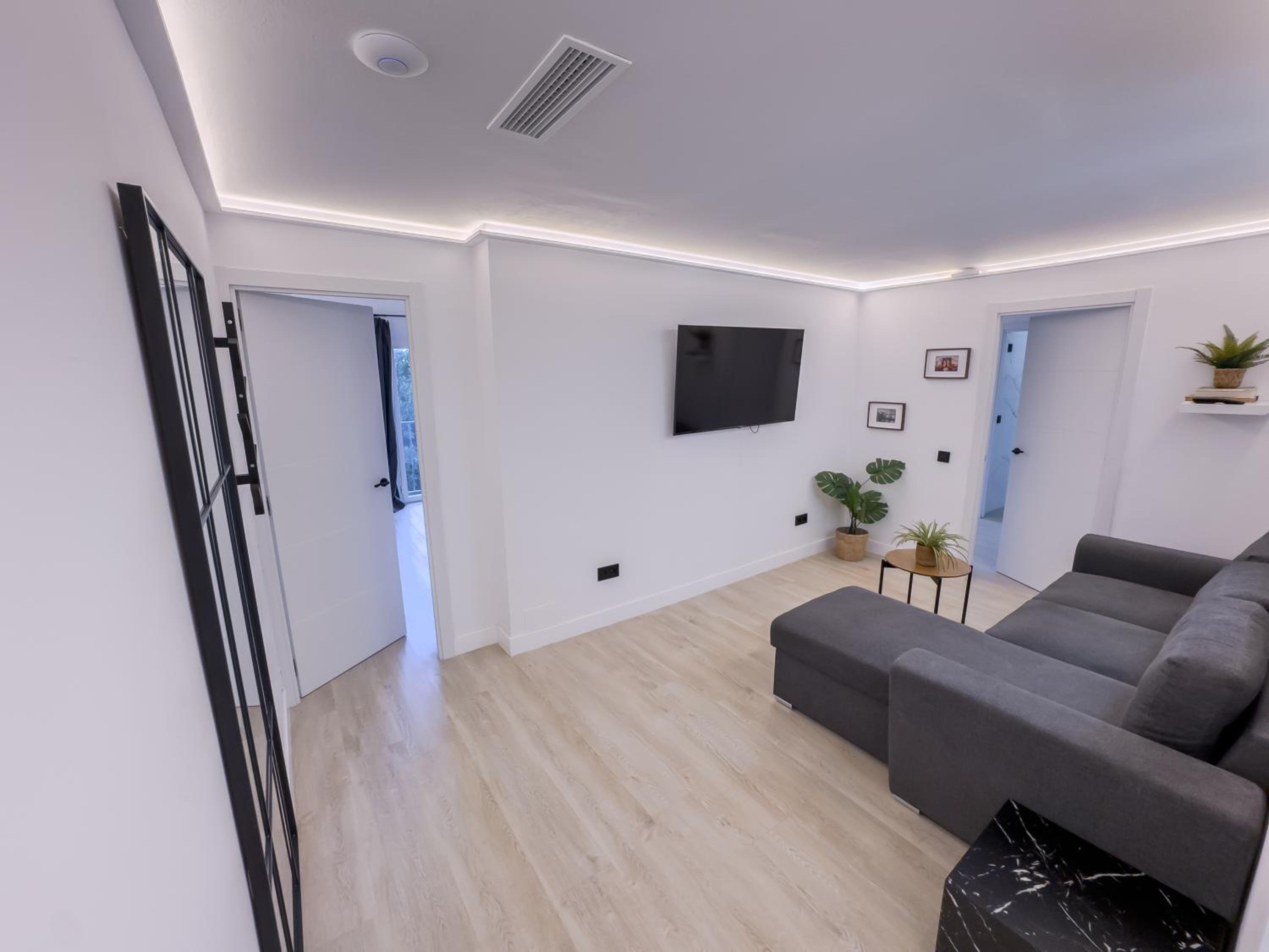 Apartamento de lujo de dos habitaciones con balcón