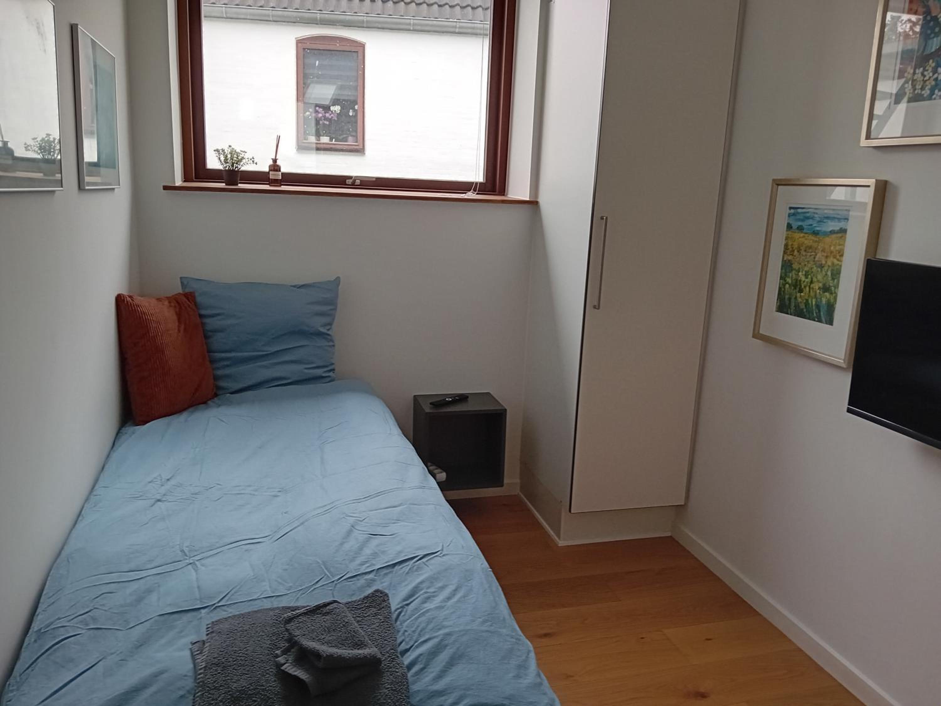 Single Room with Shared Shower and Toilet photo 1