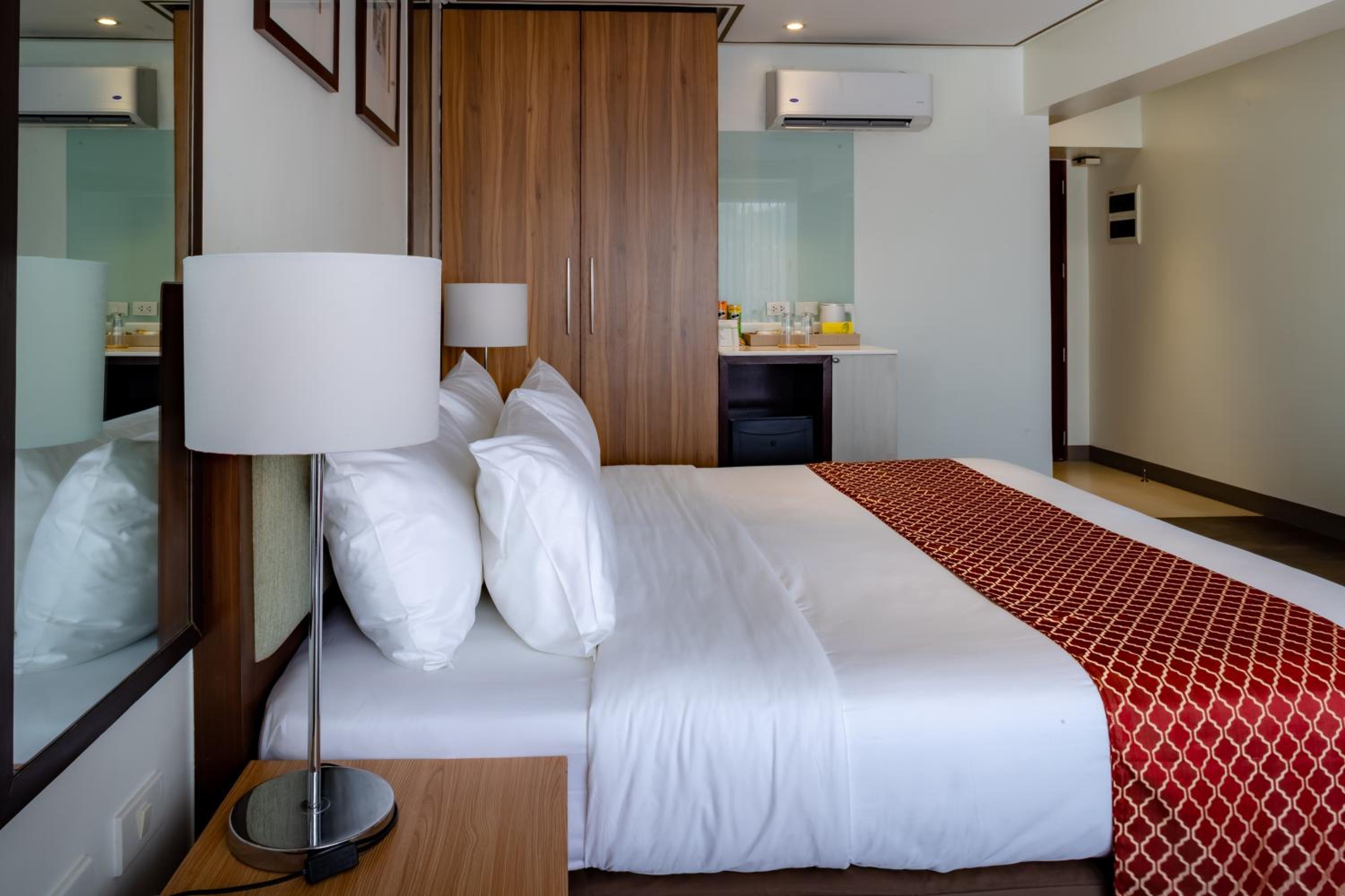 Deluxe King Room photo 3