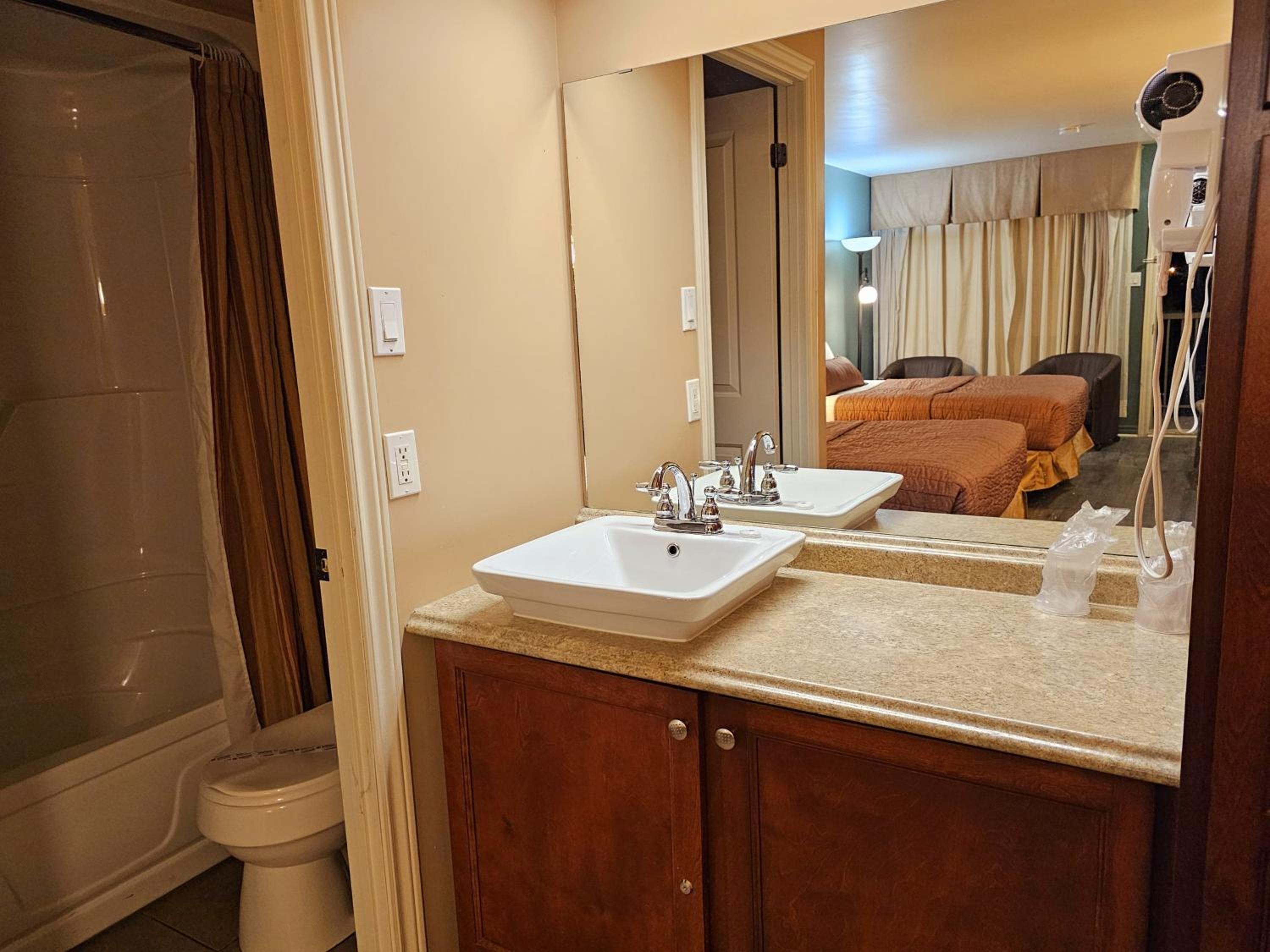 Superior Queen Room with Two Queen Beds - Photo 3