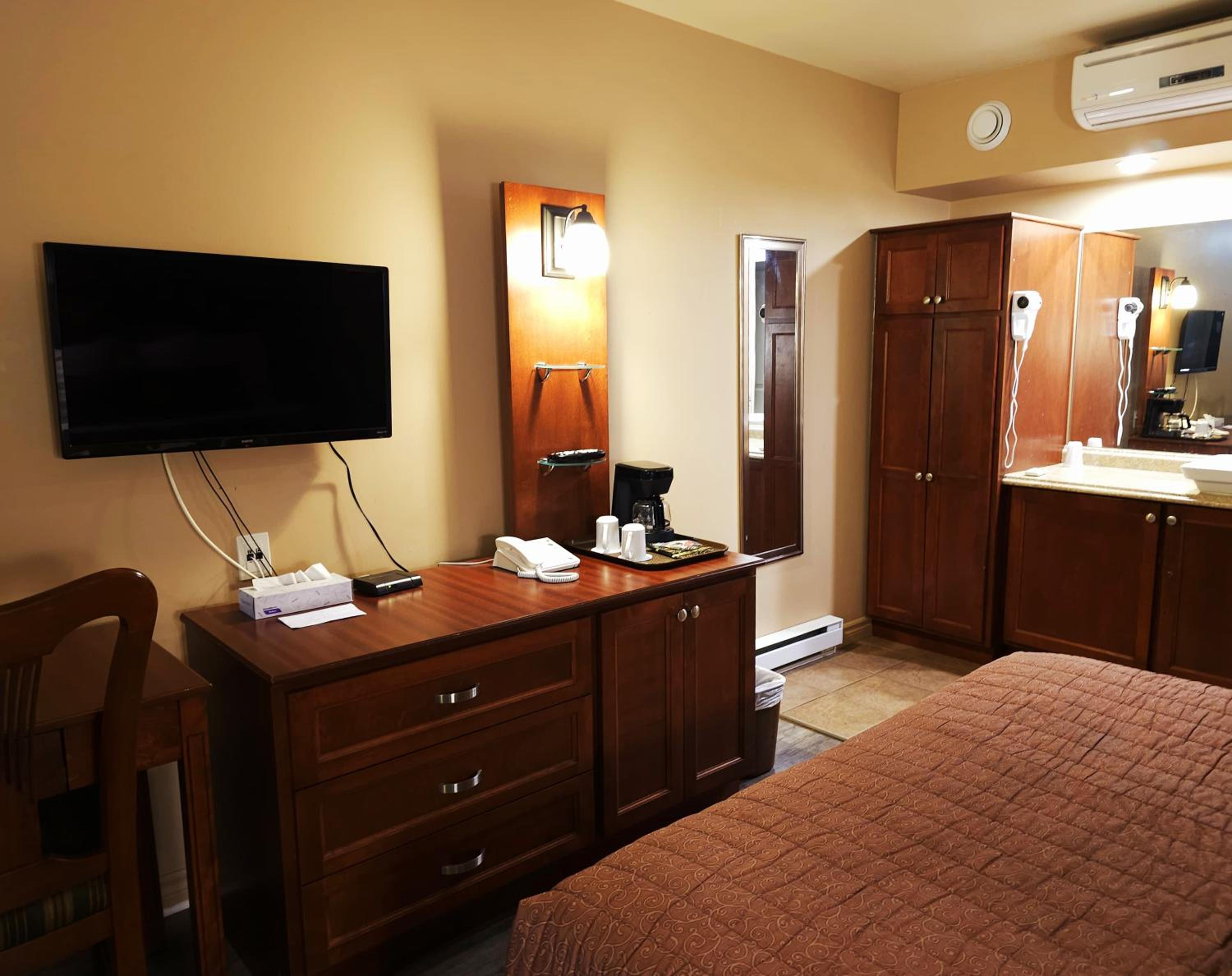 Classic Queen Room with Two Queen Beds - Photo 4