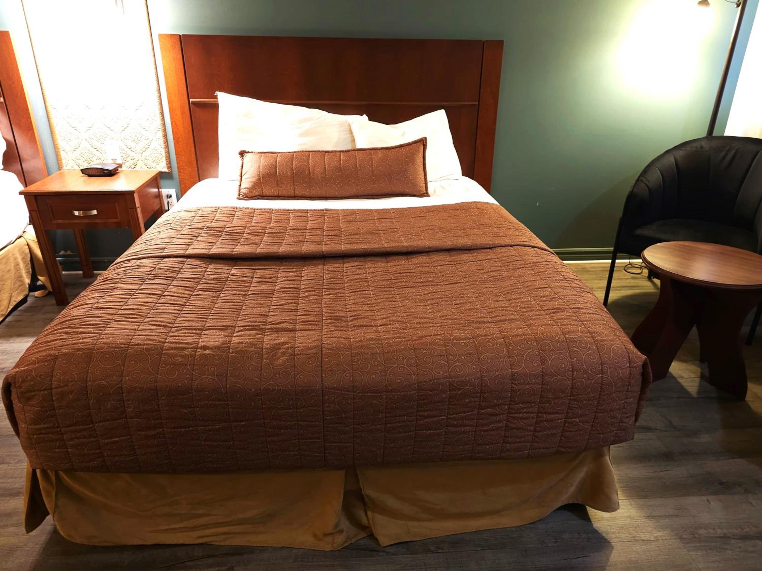 Classic Queen Room with Two Queen Beds - Photo 3