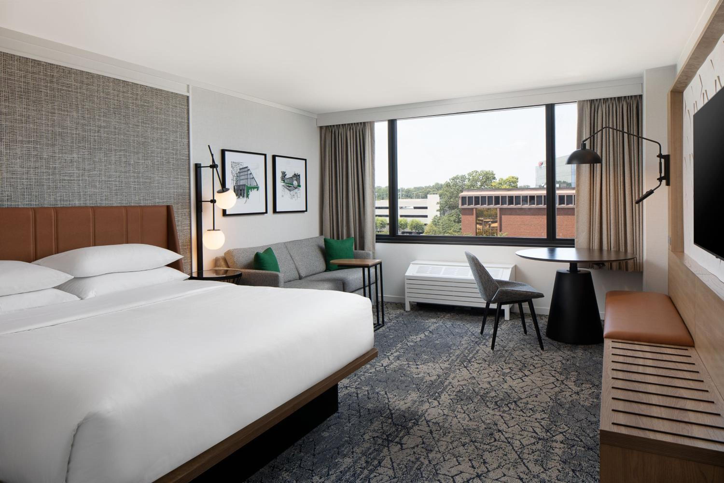 Concierge level, Guest room, 1 King - Photo 8