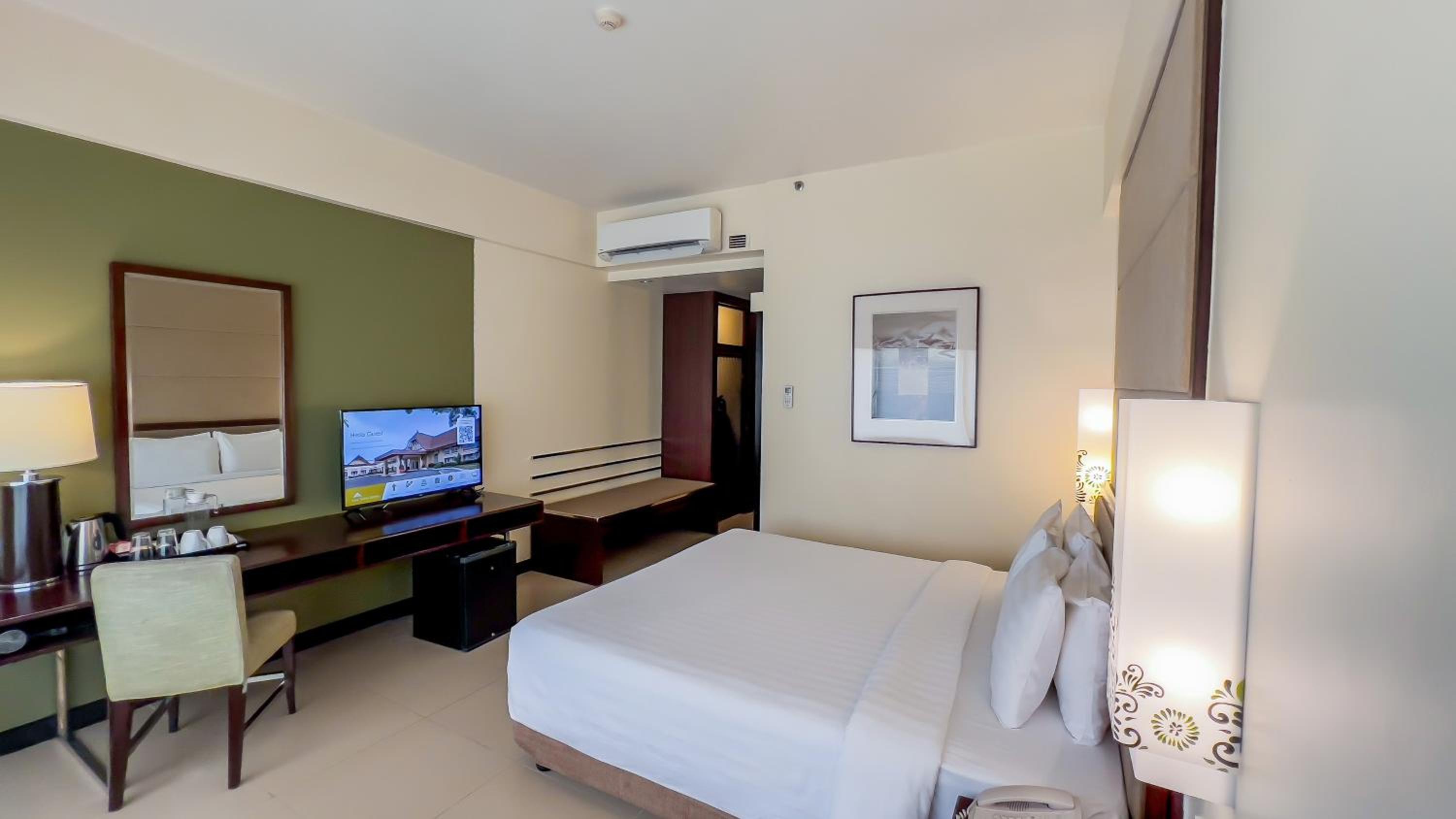 Deluxe King Room - Photo 2