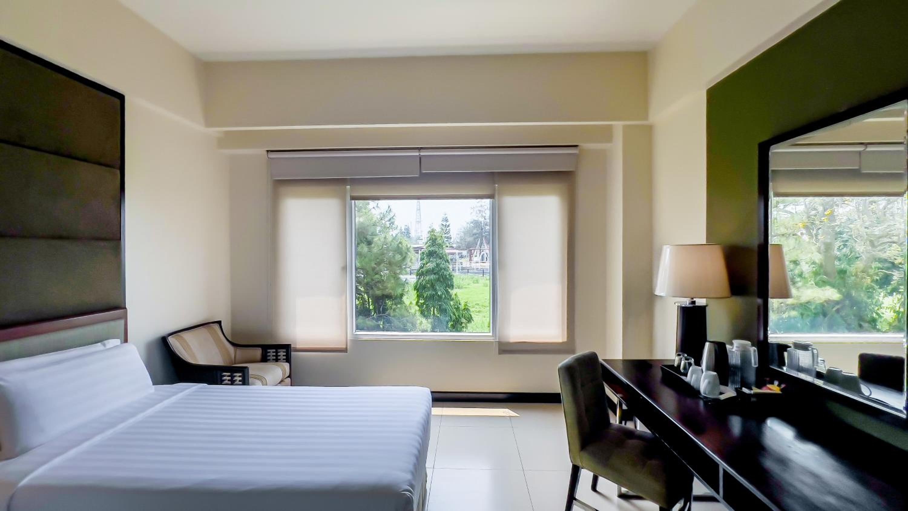 Deluxe Queen Room - Photo 3