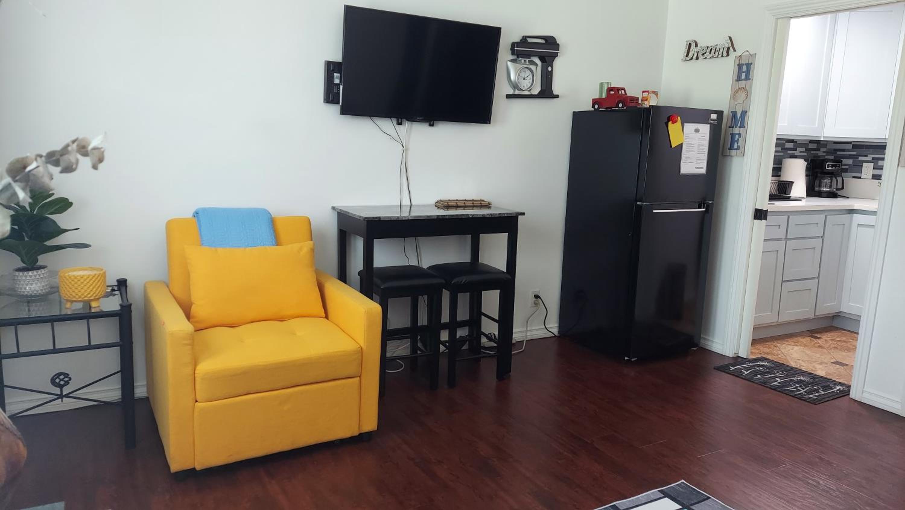 One-Bedroom Apartment photo 3