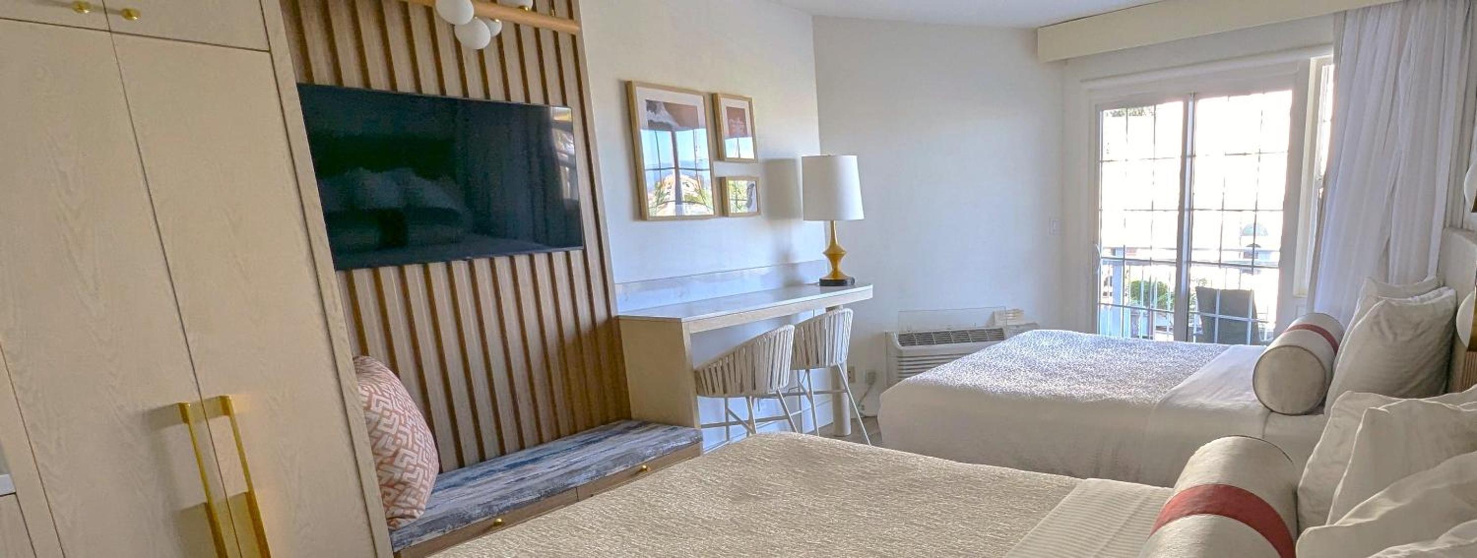 Deluxe Queen Room with Two Queen Beds - Photo 6