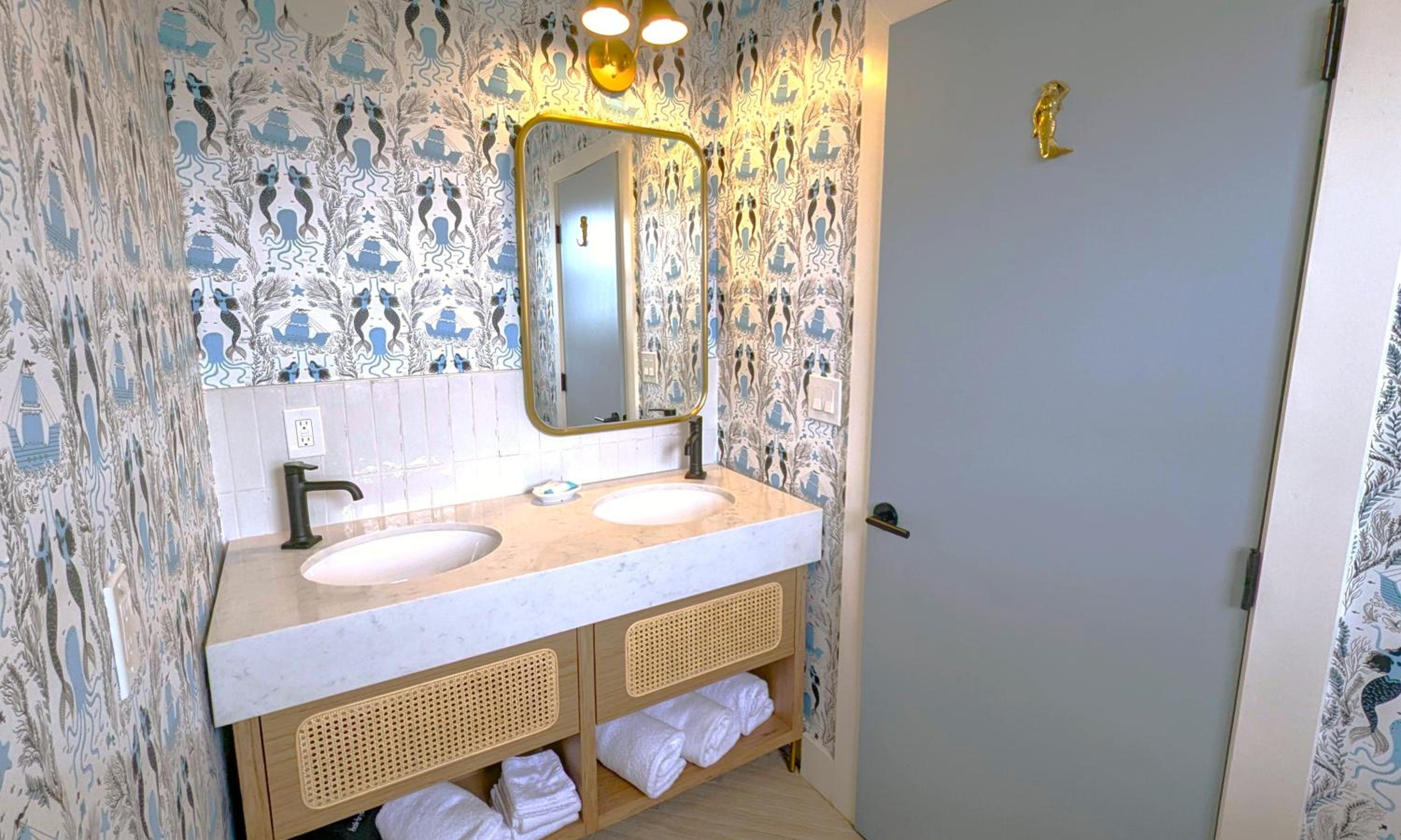 Deluxe Suite with Sea View - Photo 4