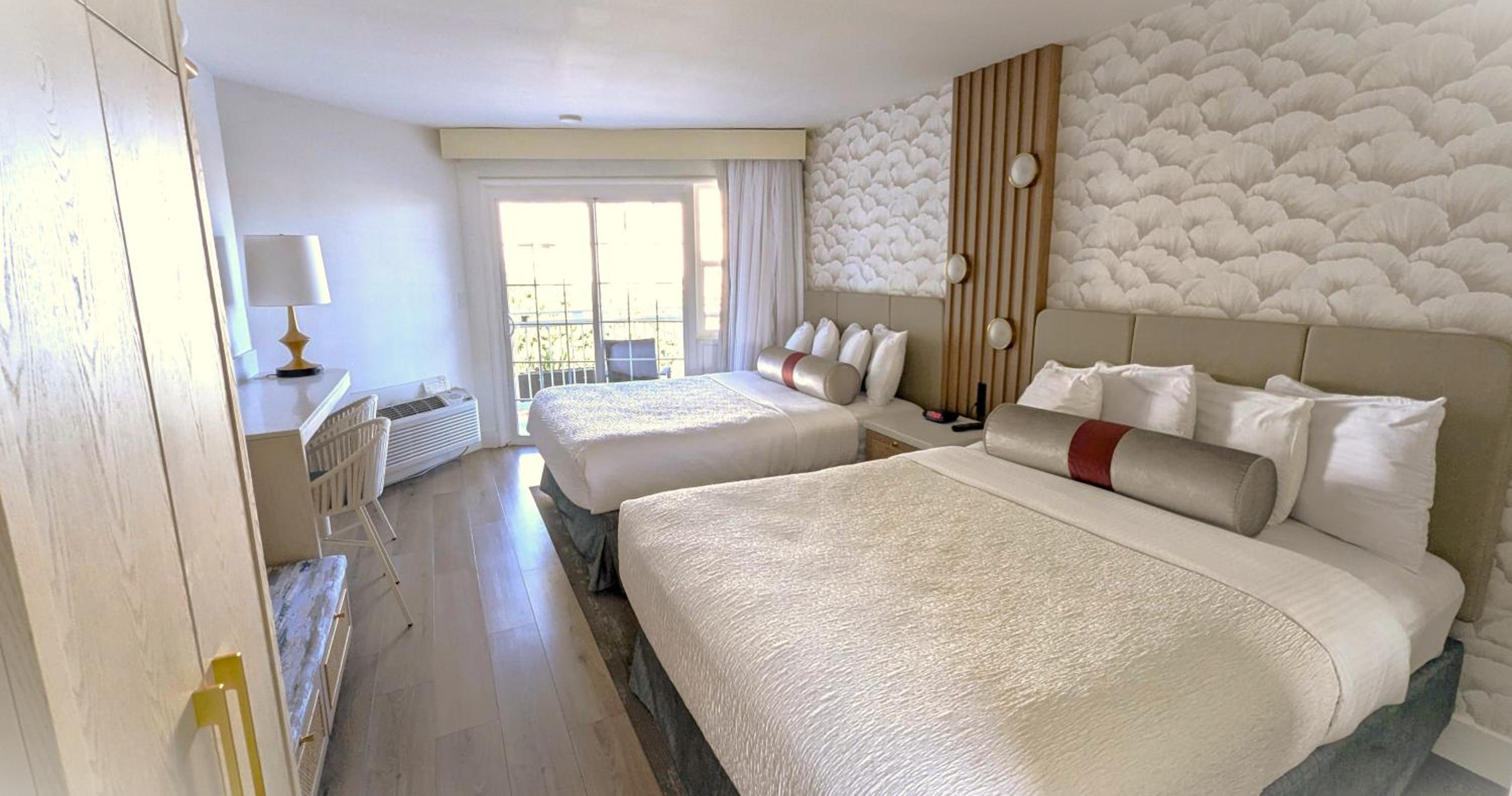 Deluxe Queen Room with Two Queen Beds - Photo 10