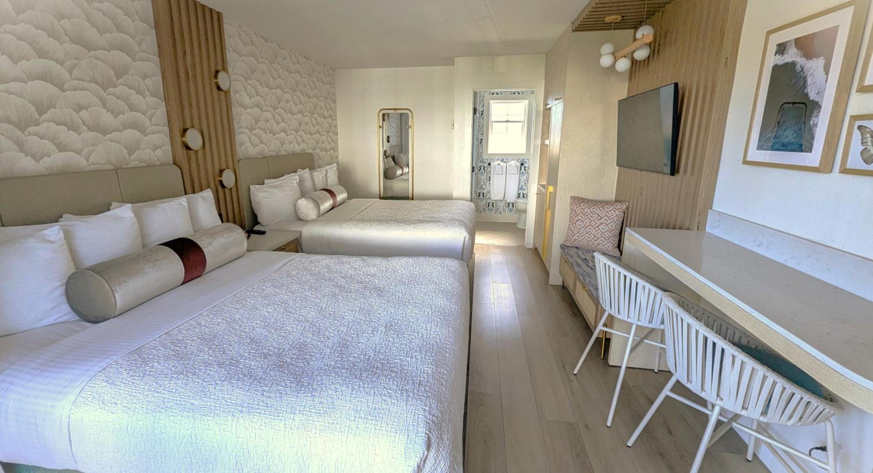 Deluxe Queen Room with Two Queen Beds - Photo 9