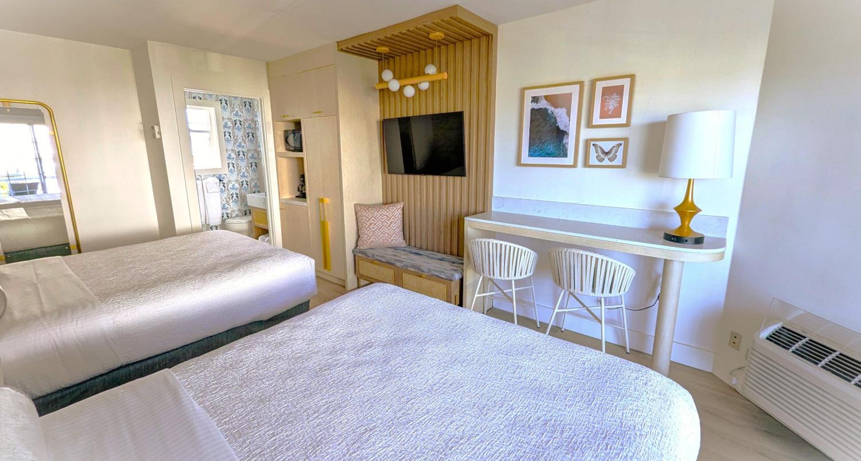 Deluxe Queen Room with Two Queen Beds - Photo 7