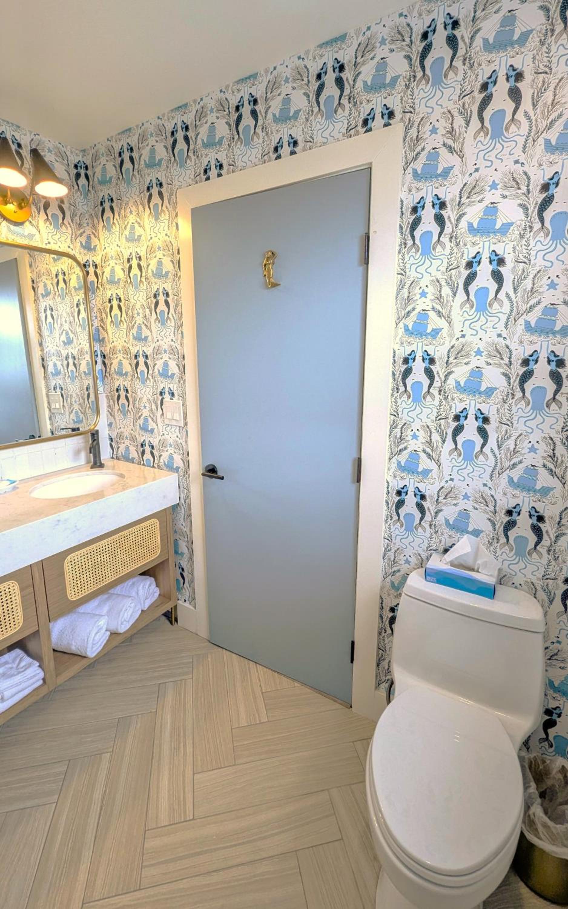Deluxe Suite with Sea View - Photo 2
