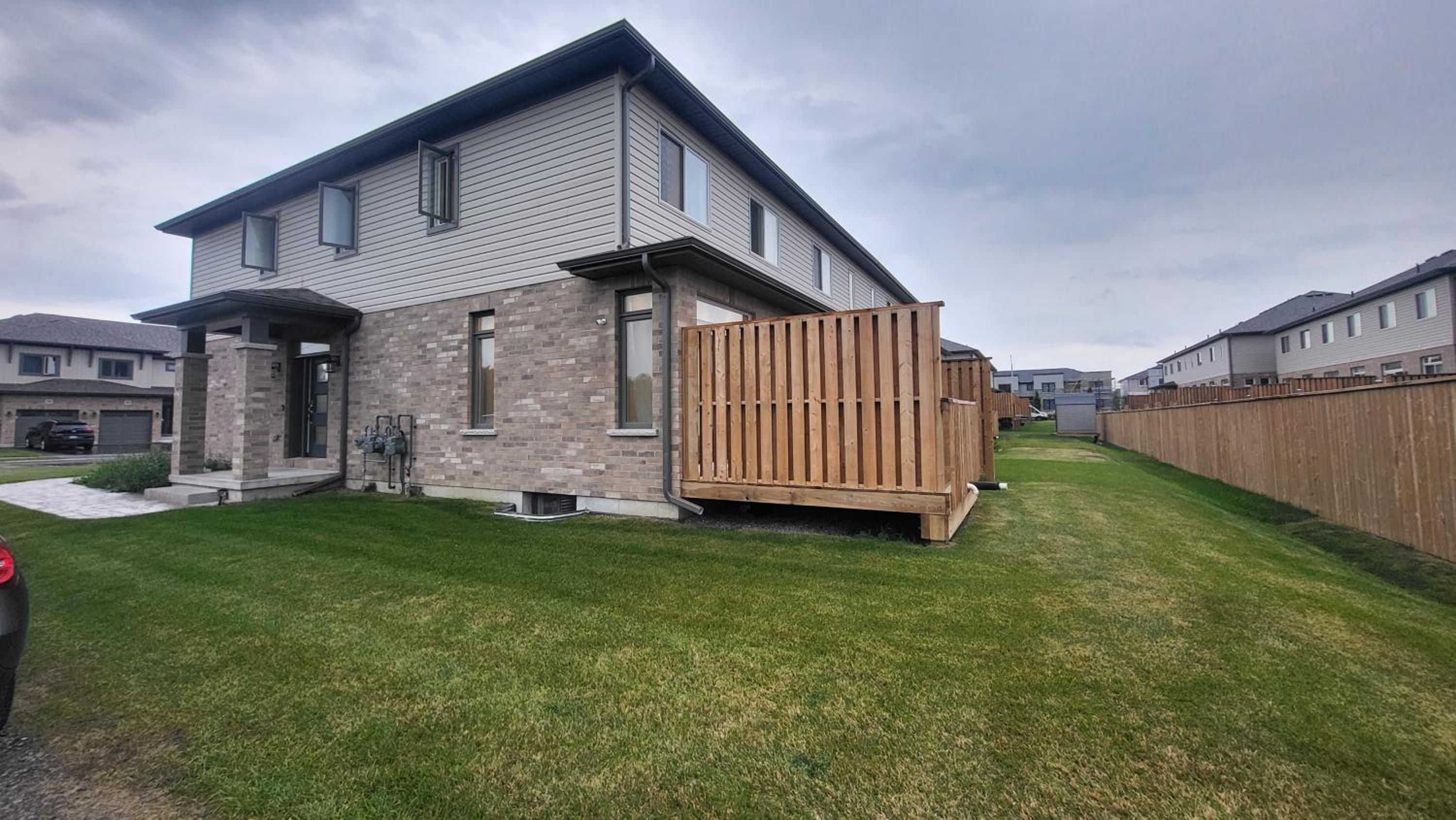 Three-Bedroom House photo 3
