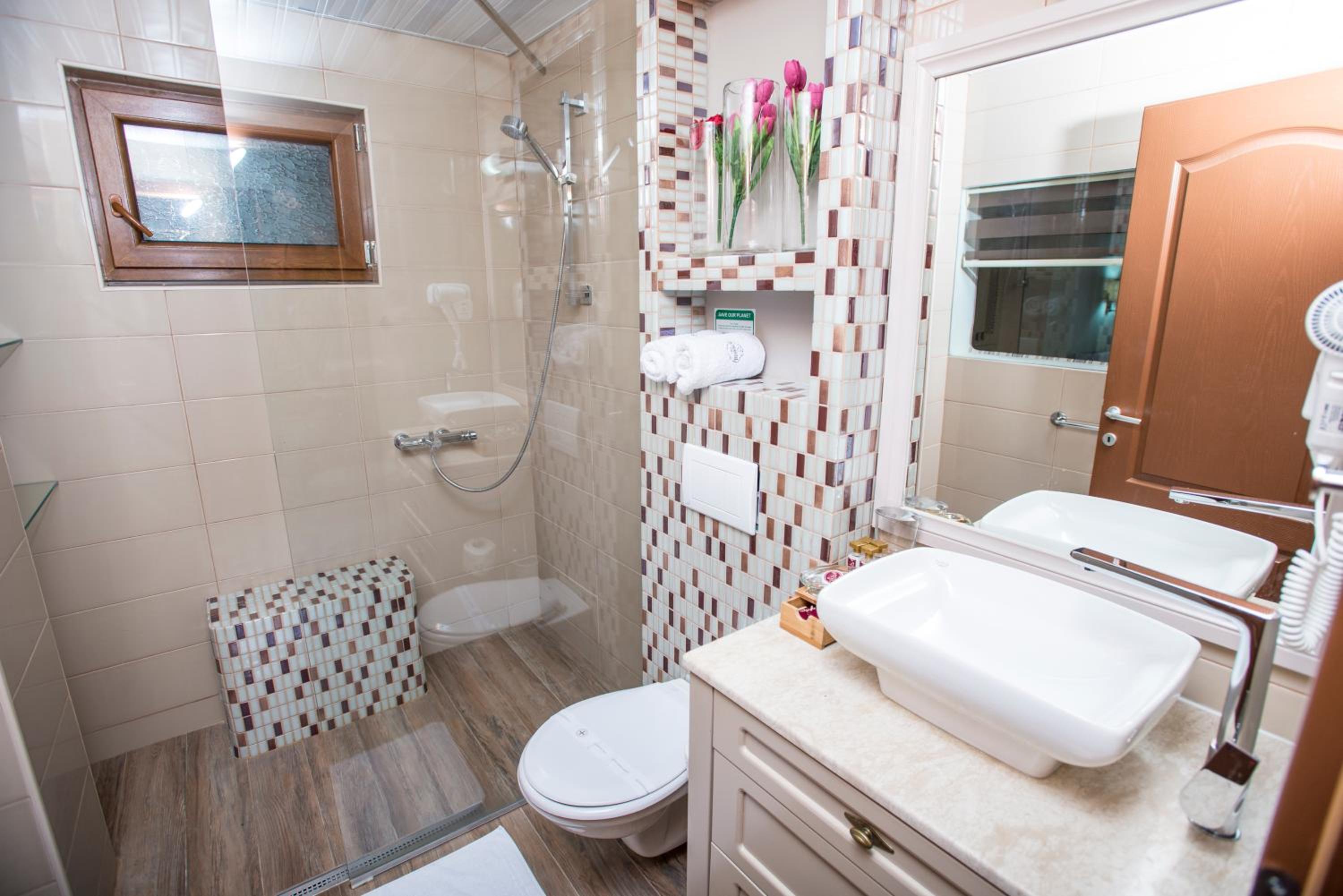 Superior Double Room with Lake View - Photo 5