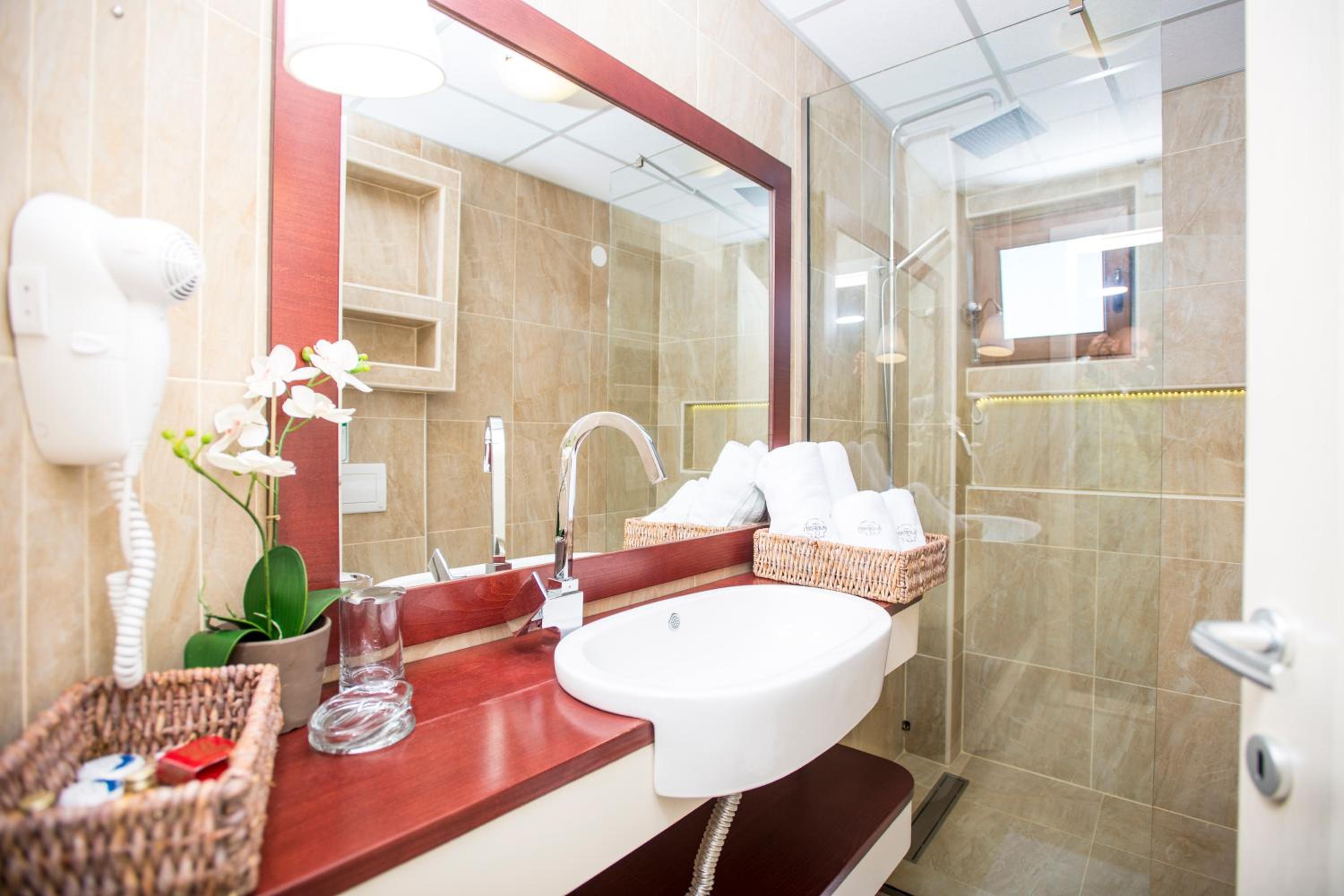 Double or Twin Room with Lake View - Photo 7