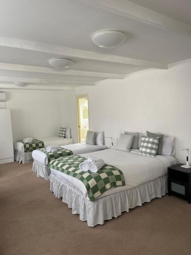 Large Family Room photo 3