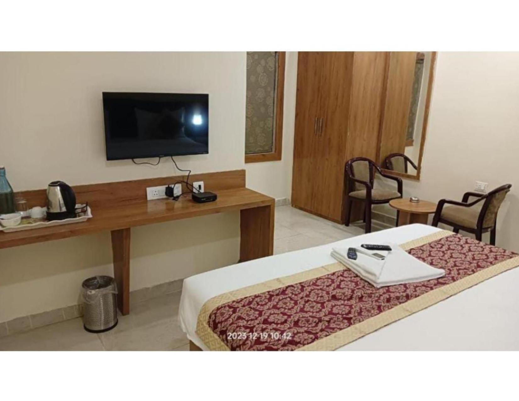 Deluxe Double Room (2 Adults + 1 Child) photo 1
