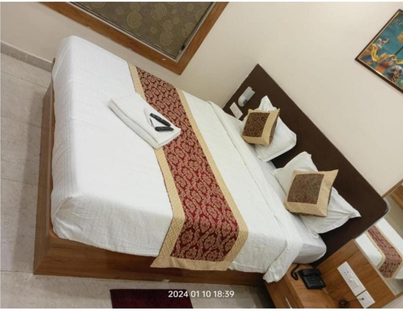Deluxe Double Room (2 Adults + 1 Child) photo 3