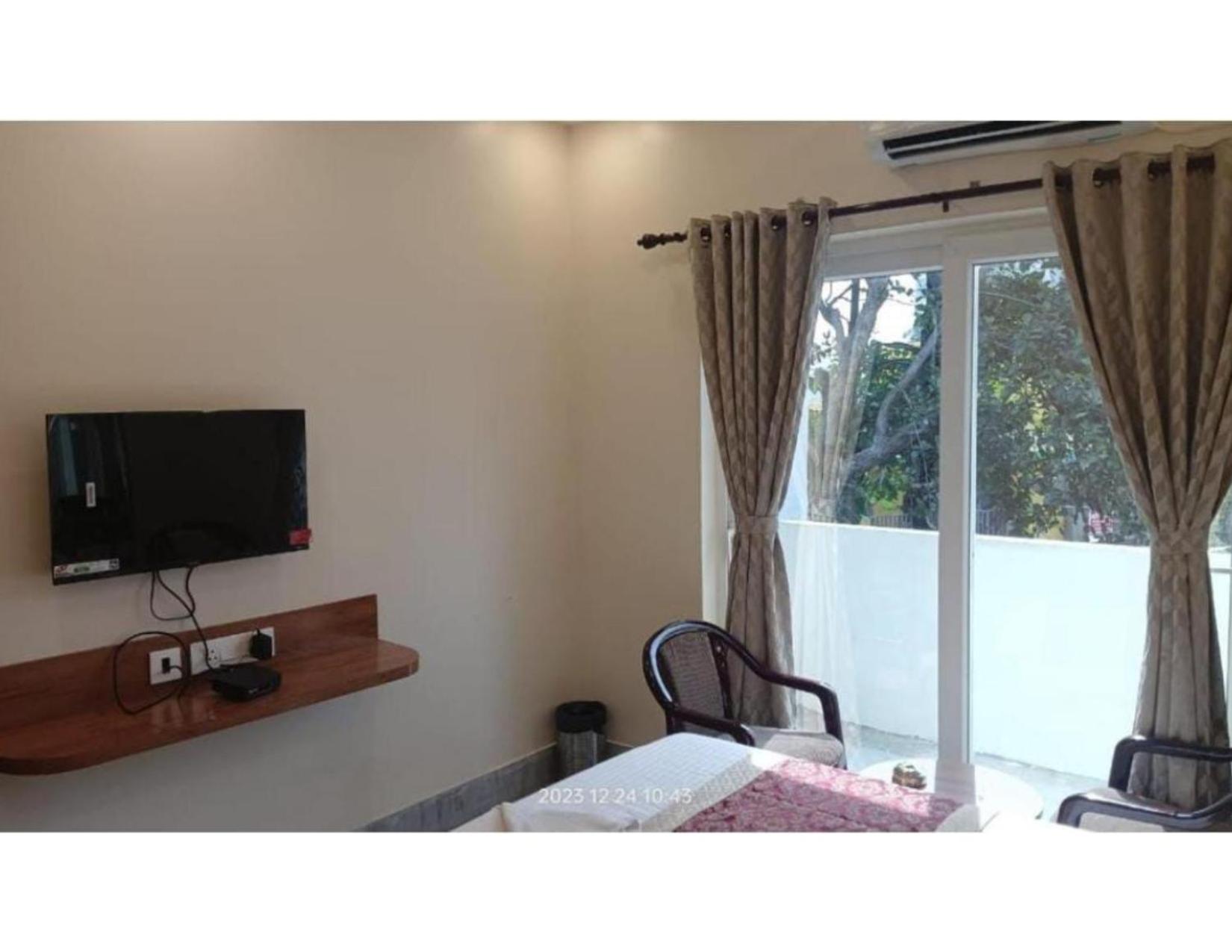 Deluxe Double Room (2 Adults + 1 Child) photo 2