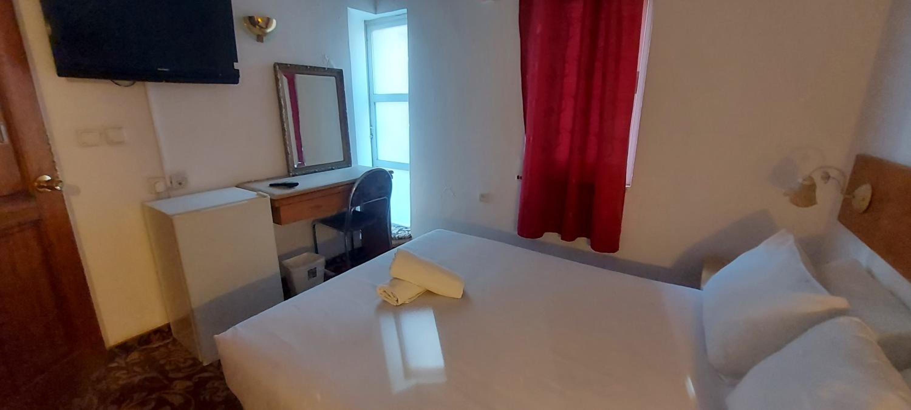 Budget Double Room - Photo 3